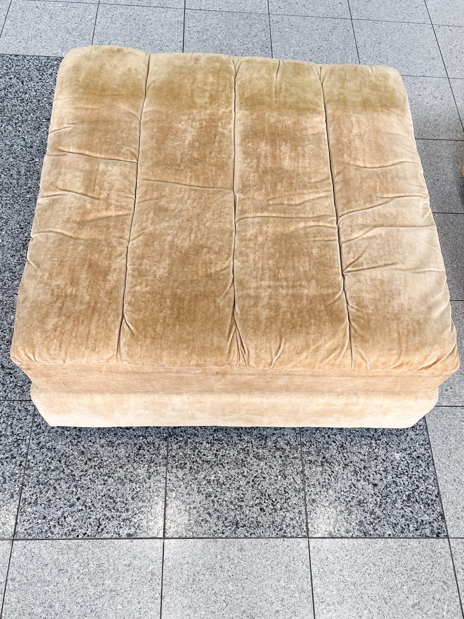 Ottomani in velluto giallo senape di Roche Bobois - Una coppia In condizioni buone in vendita a New York, NY