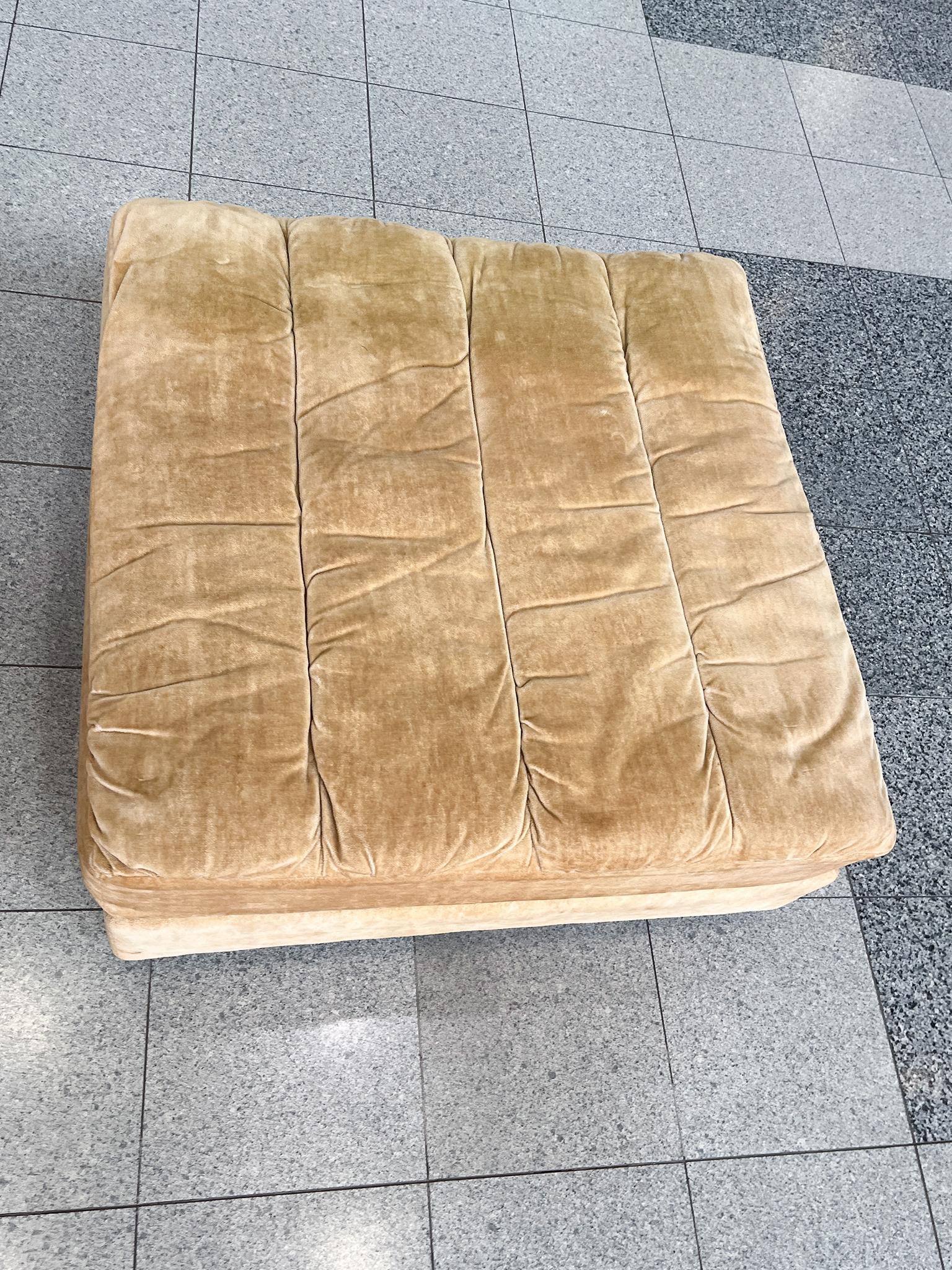 XX secolo Ottomani in velluto giallo senape di Roche Bobois - Una coppia in vendita