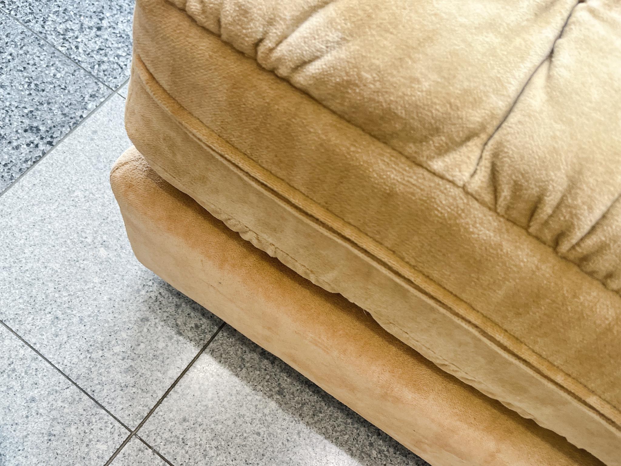Velluto Ottomani in velluto giallo senape di Roche Bobois - Una coppia in vendita
