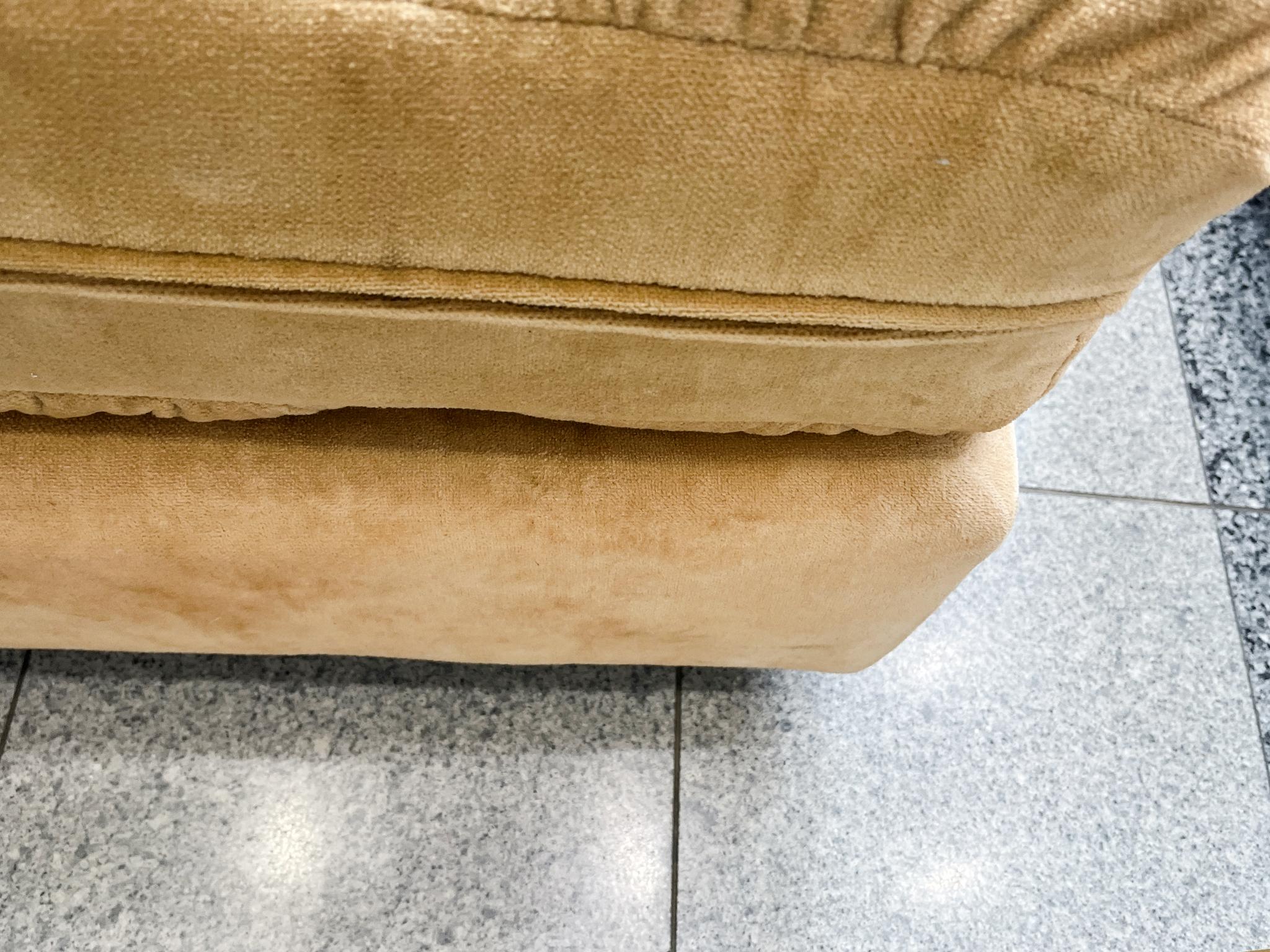 Ottomani in velluto giallo senape di Roche Bobois - Una coppia in vendita 1