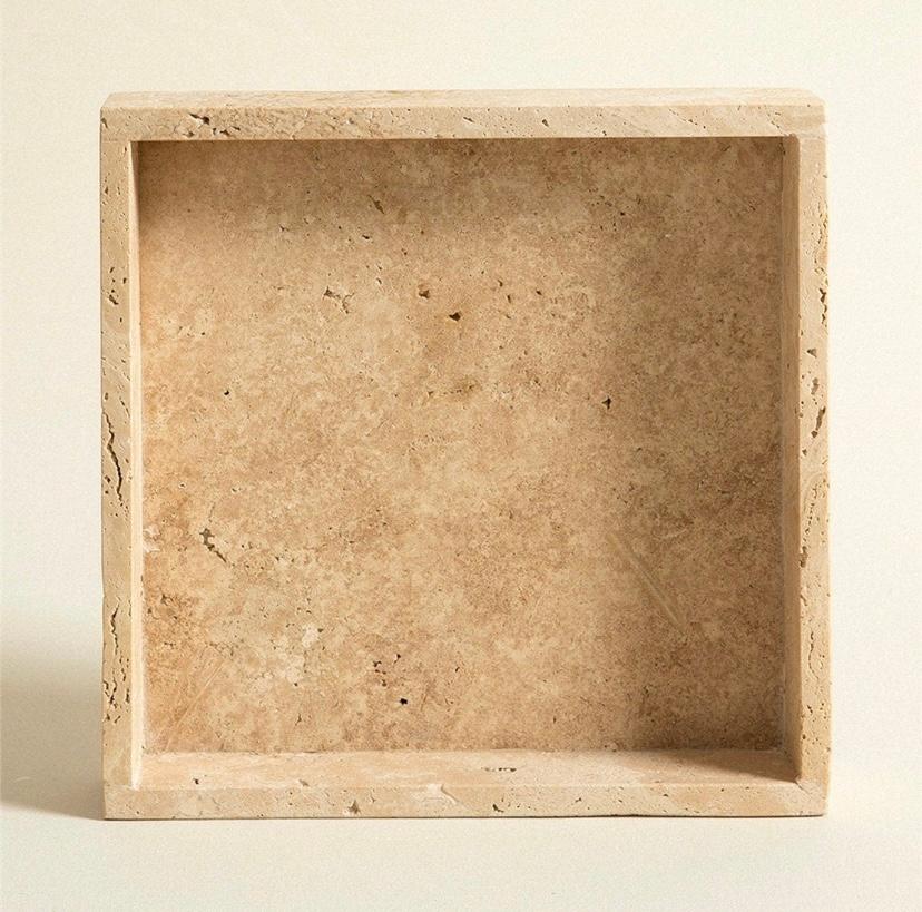 La Bandeja de Travertino OTTOMANS, de 25 x 25 x 3,5 cm, lleva a tu casa la elegancia y la durabilidad de la piedra natural. Fabricado con travertino de alta calidad, presenta una textura apomazada natural y tonos de color que añaden un toque