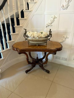 Table centrale victorienne en ronce de noyer sculptée de qualité exceptionnelle