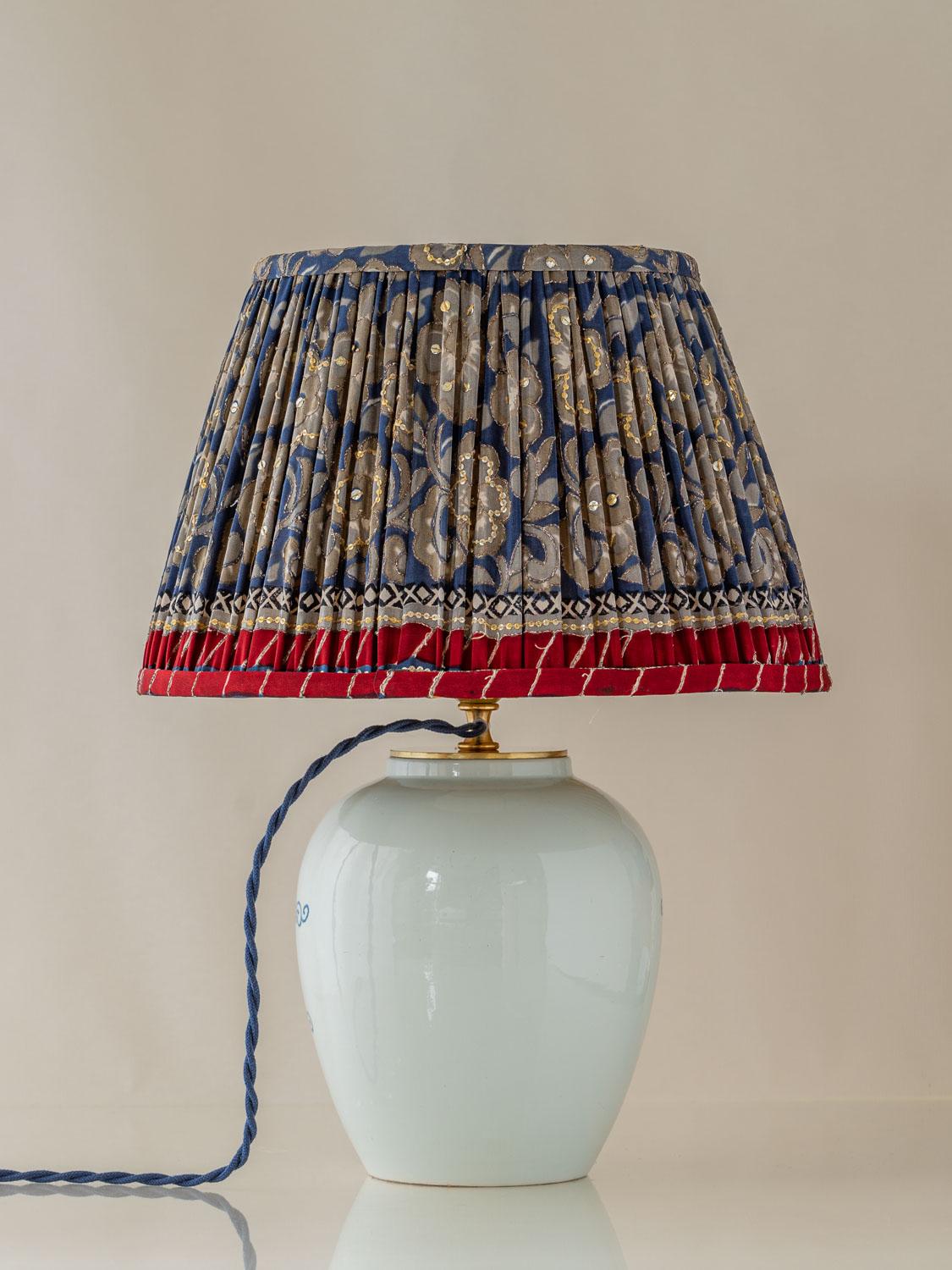Oud Delft Tobacco Jar Table Lamp with New Pleated Sari Silk Shade, Post-1968 For Sale 4