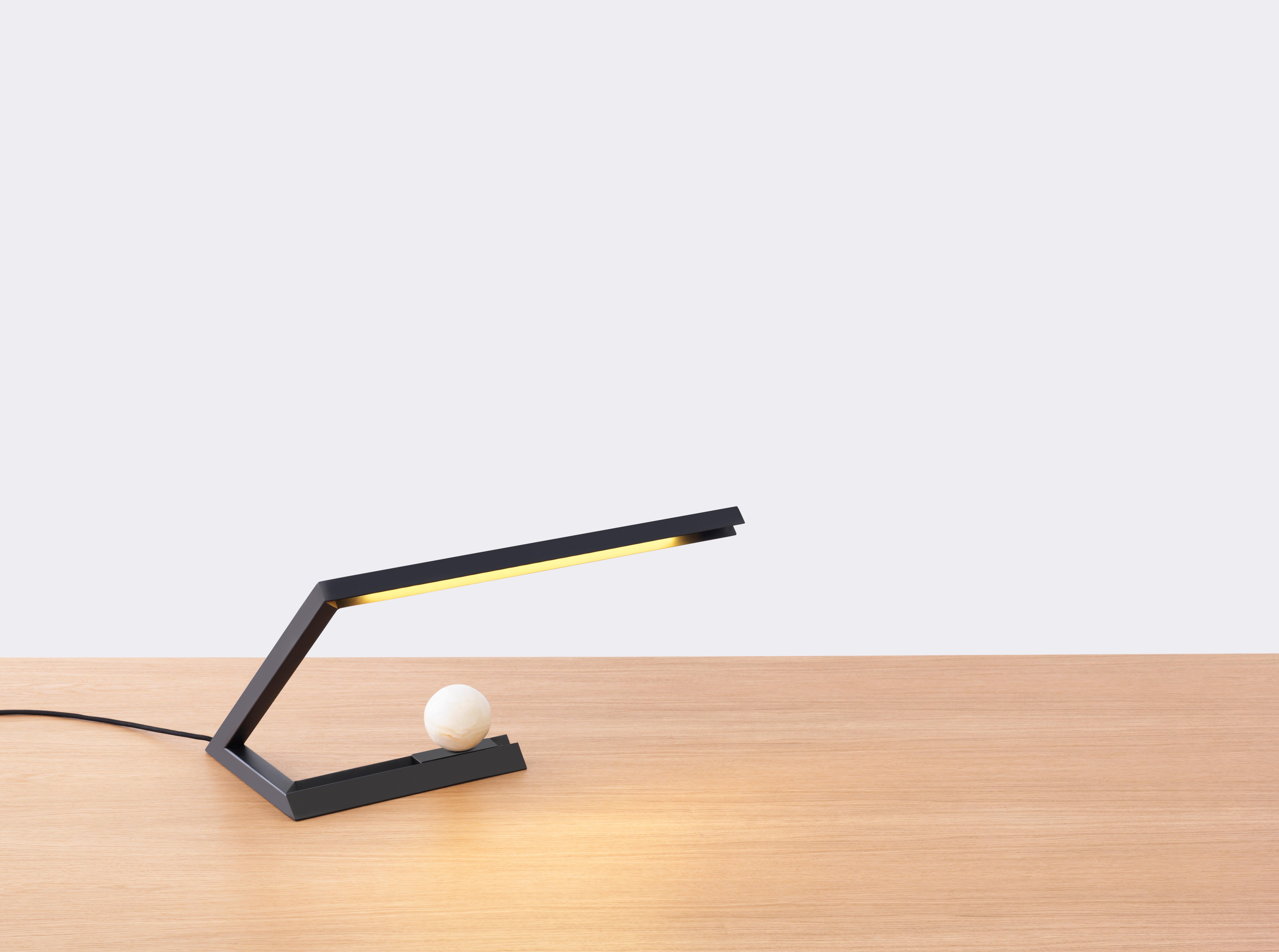 Lampe à poser Oud de Resident
Dimensions : L 54 x P 31,5 x H 29,5 cm
MATERIAL : Acier inoxydable, Marbre.
Poids : 2.6 Kg.

A propos : 
Fondé par Simon James & Scott Bridgens en 2011, Resident abrite des pièces de design durables créées pour la