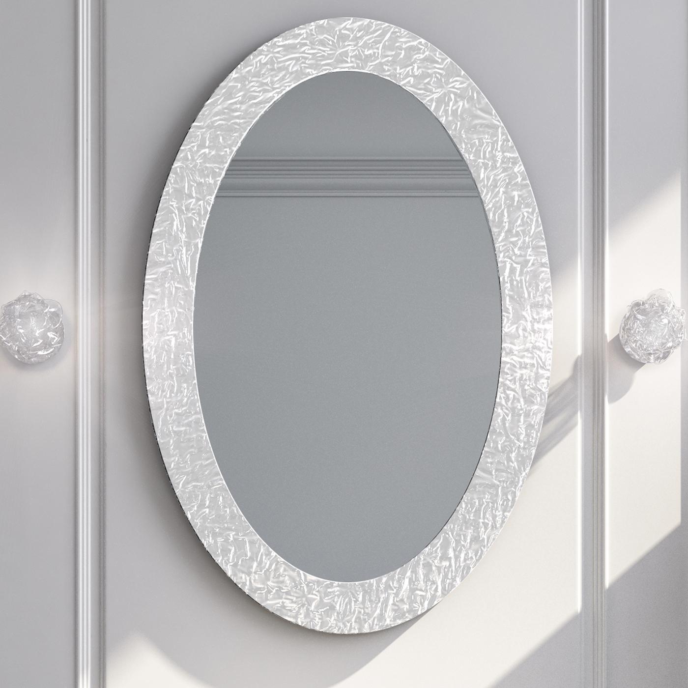 This elegant oval mirror is a modern and sophisticated addition to any interior. Its structure in MDF with the frame (7 cm which) that is finished by hand with one of Arlex's signature treatments, the white Oud finish. This elegant piece is also