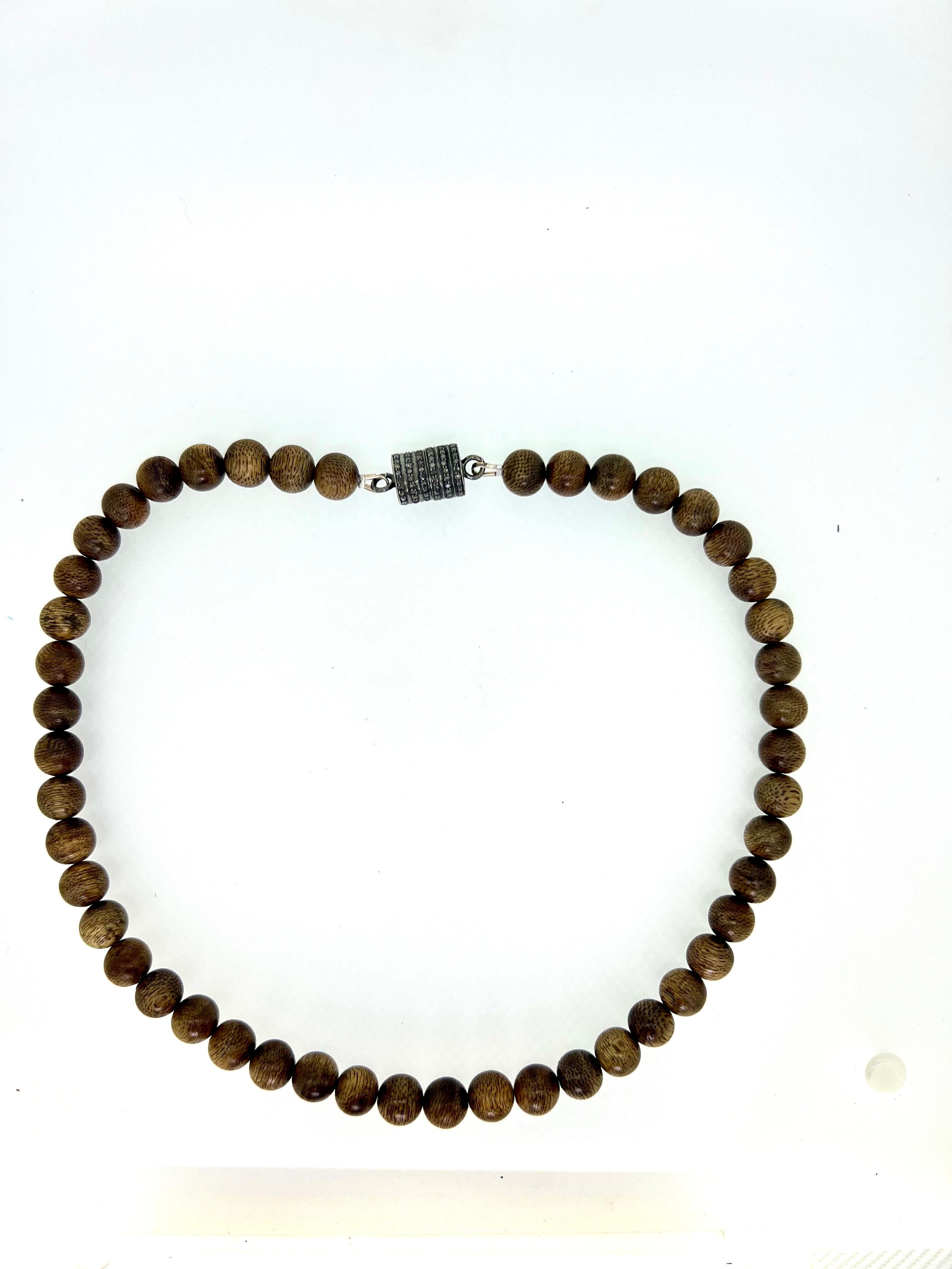 Taglio singolo Collana di perle di Wood Oud con chiusura magnetica con diamanti in argento in vendita