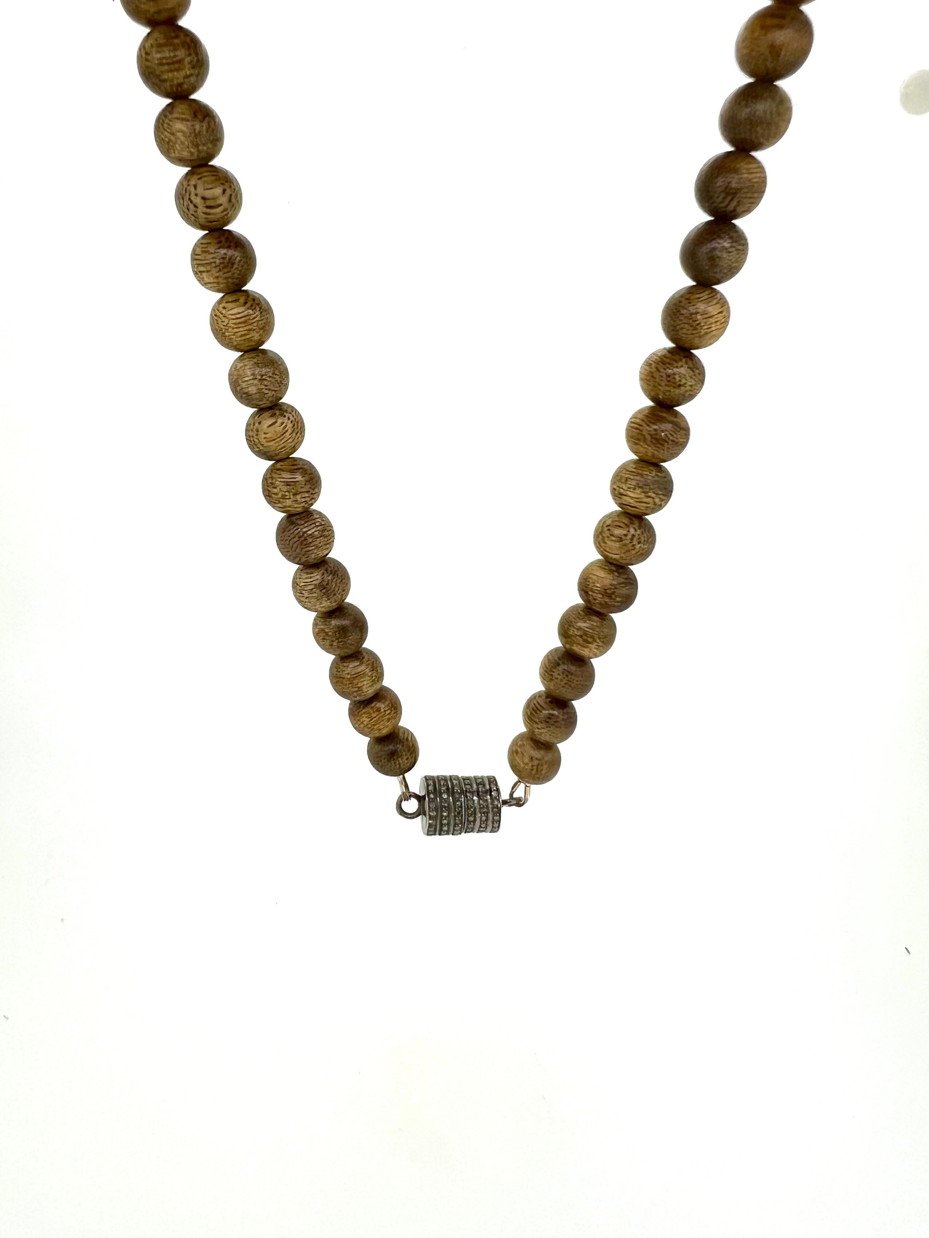 Donna Collana di perle di Wood Oud con chiusura magnetica con diamanti in argento in vendita