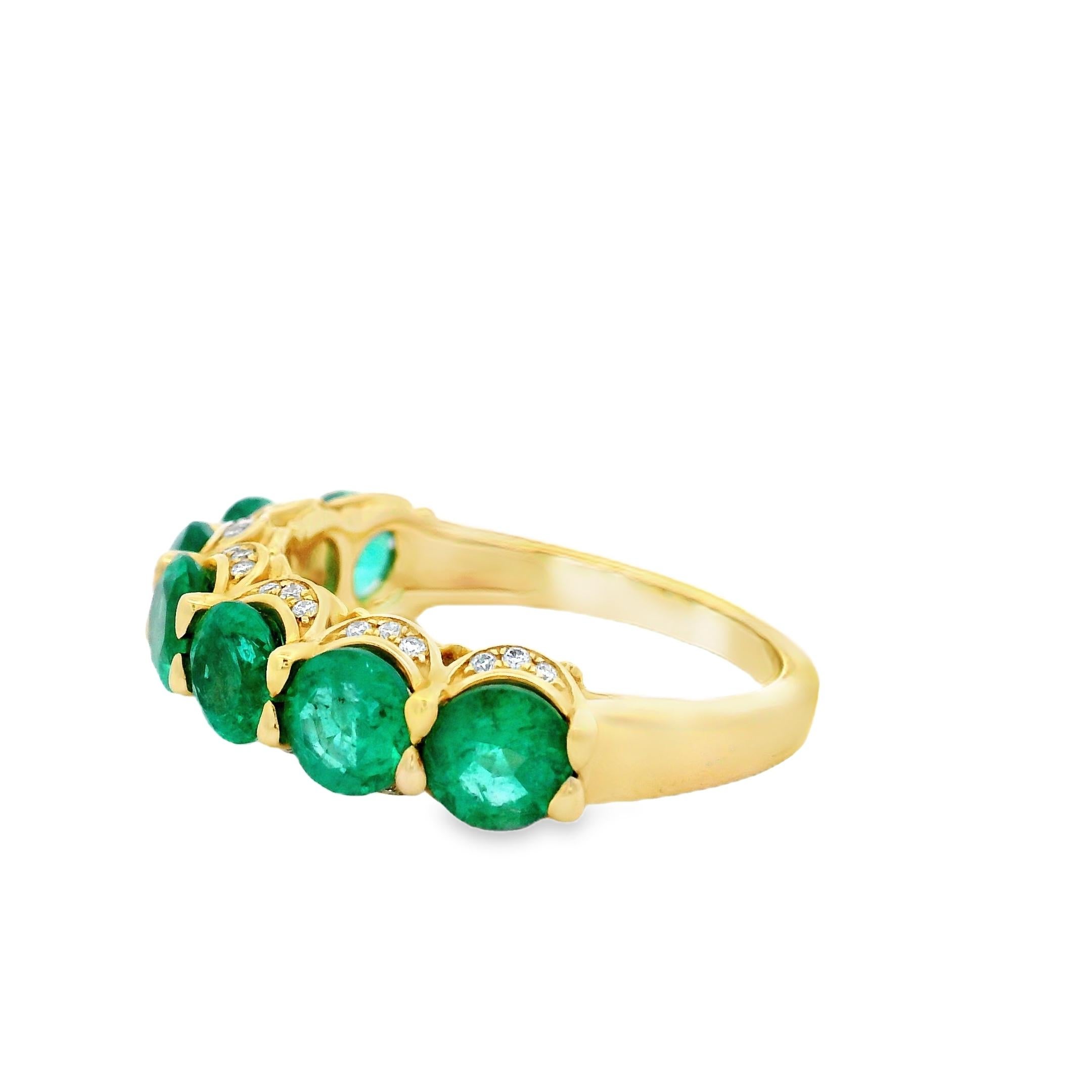 Contemporary ound Emerald and Diamond Band Ring in 14K Yellow Gold 1.75ctw For Sale