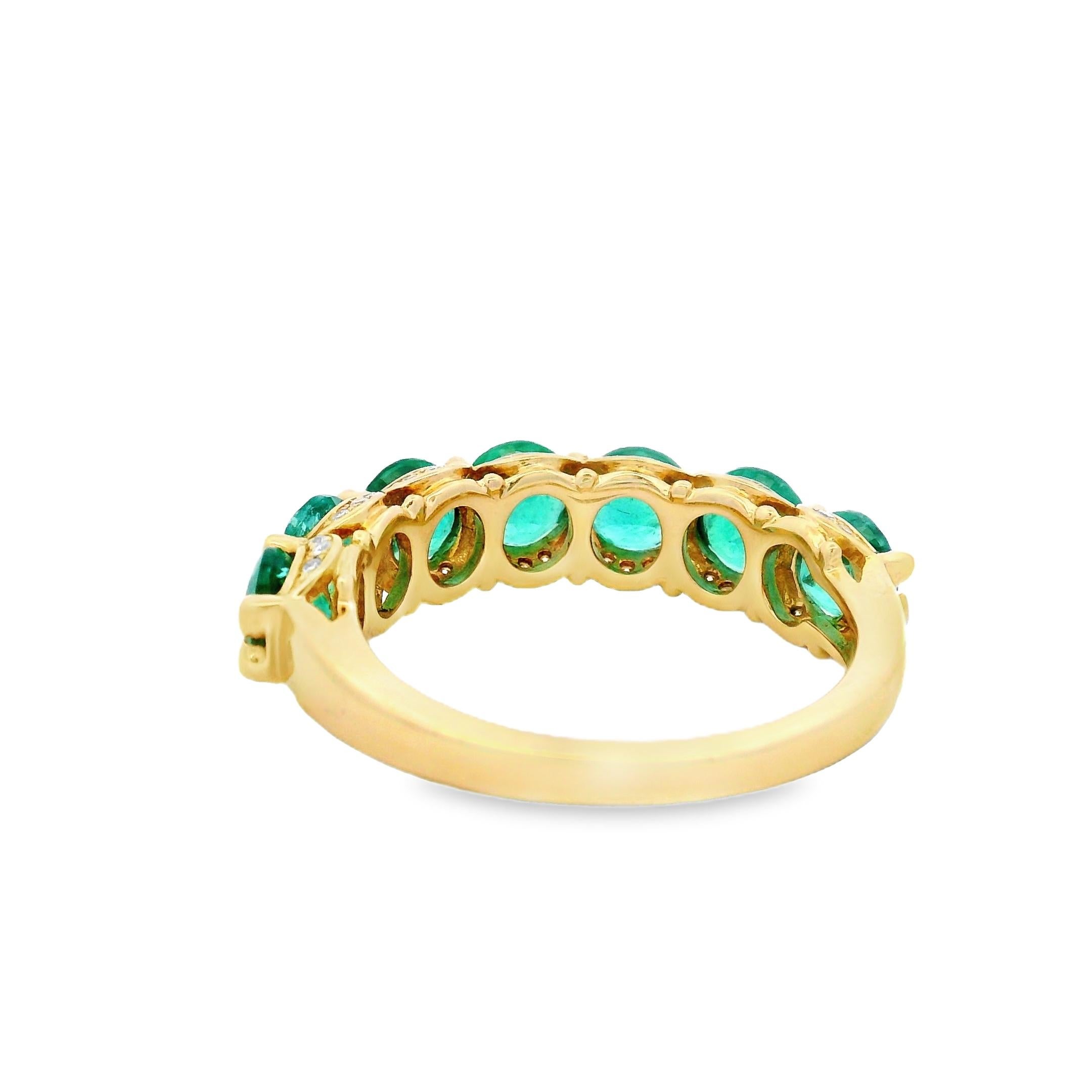 ound Emerald and Diamond Band Ring in 14K Yellow Gold 1.75ctw In New Condition For Sale In New York, NY