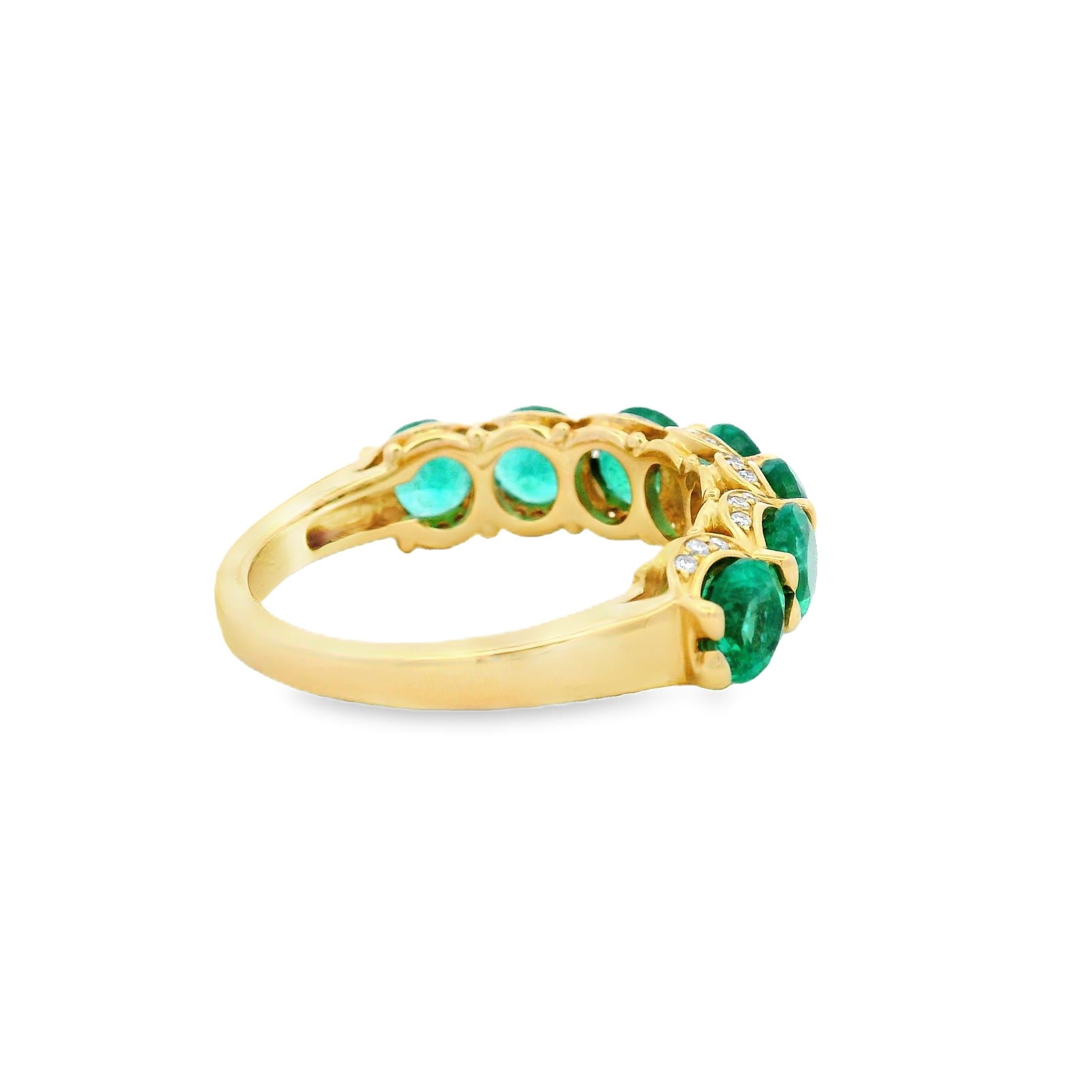 Women's ound Emerald and Diamond Band Ring in 14K Yellow Gold 1.75ctw For Sale