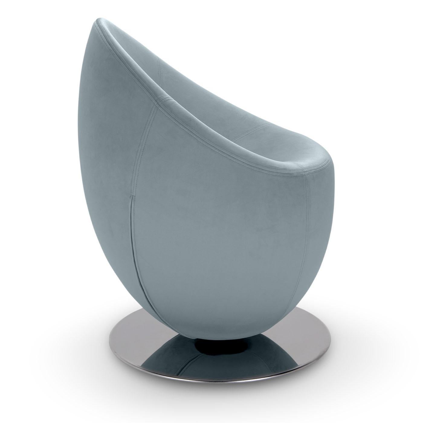 OUO n'est pas un simple fauteuil, c'est une œuvre d'art qui s'inspire de la forme intemporelle de l'œuf. La forme compacte et totémique de OUO, vue de dos, conserve un air de mystère et de solidité. Cependant, en se déplaçant autour, la surprise se
