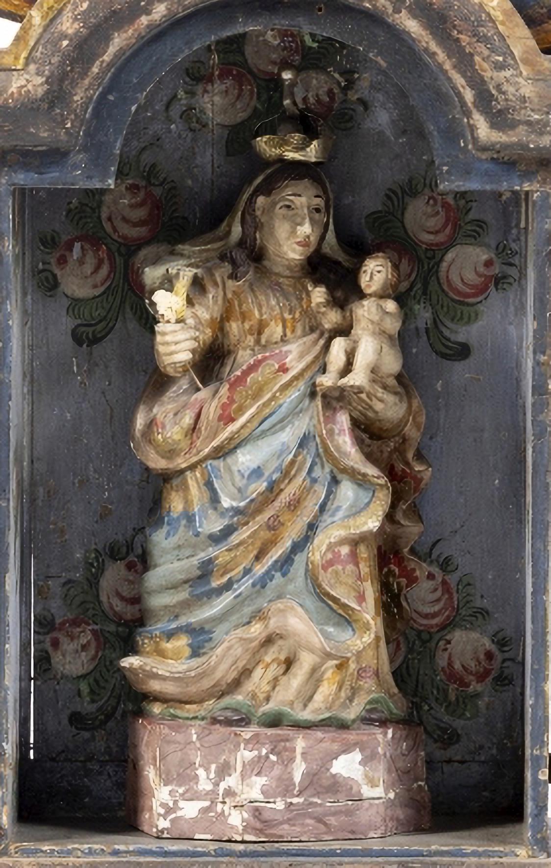 OUR LADY OF GLORY WITH ORATORY

Brazilian sculpture of the 19th century
, in polychrome and gilded wood.
Oratory in painted and gilded wood.
Small defects.
Dim.: (sculpture) 42 cm;
(oratory) 92 x 42 x 26 cm
good conditions