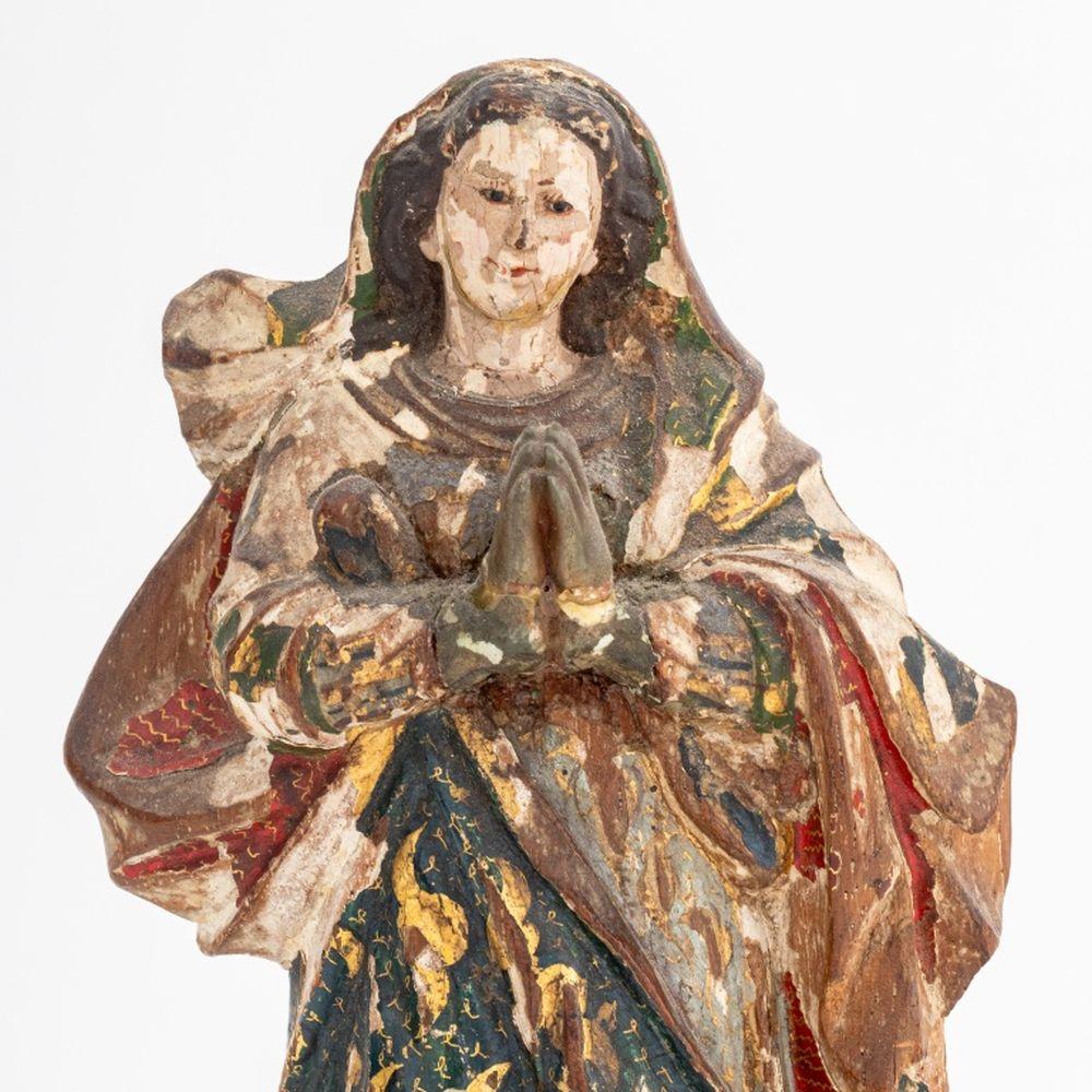 Sculpture Notre-Dame de l'Immaculée Conception en bois peint et sculpté en polychromie, 19e siècle, avec des accents dorés peints à la main. 9.25