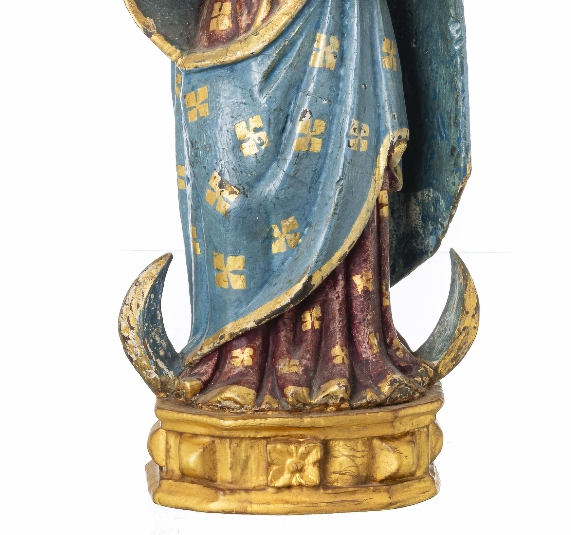 OUR LADY WITH THE BOY JESUS

Indo-Portuguese sculpture, !7th Century
in polychrome, upholstered and gilded wood.
The figure is represented standing, holding the Baby Jesus with his left hand.
Set on a carved and gilded wooden base.
Silver