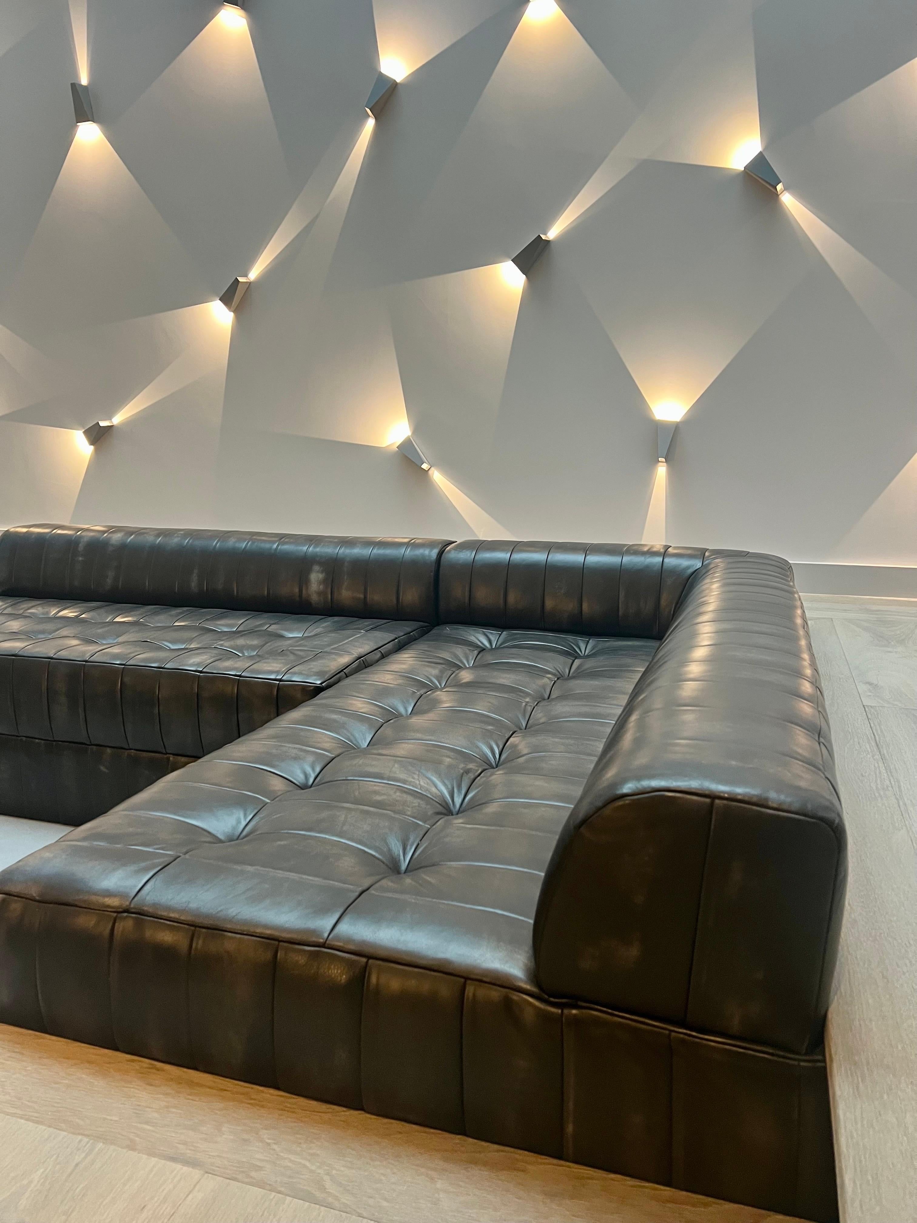 Unser Myles Leder-Sofa mit handgefärbtem Kohle-Finish (Britisch) im Angebot