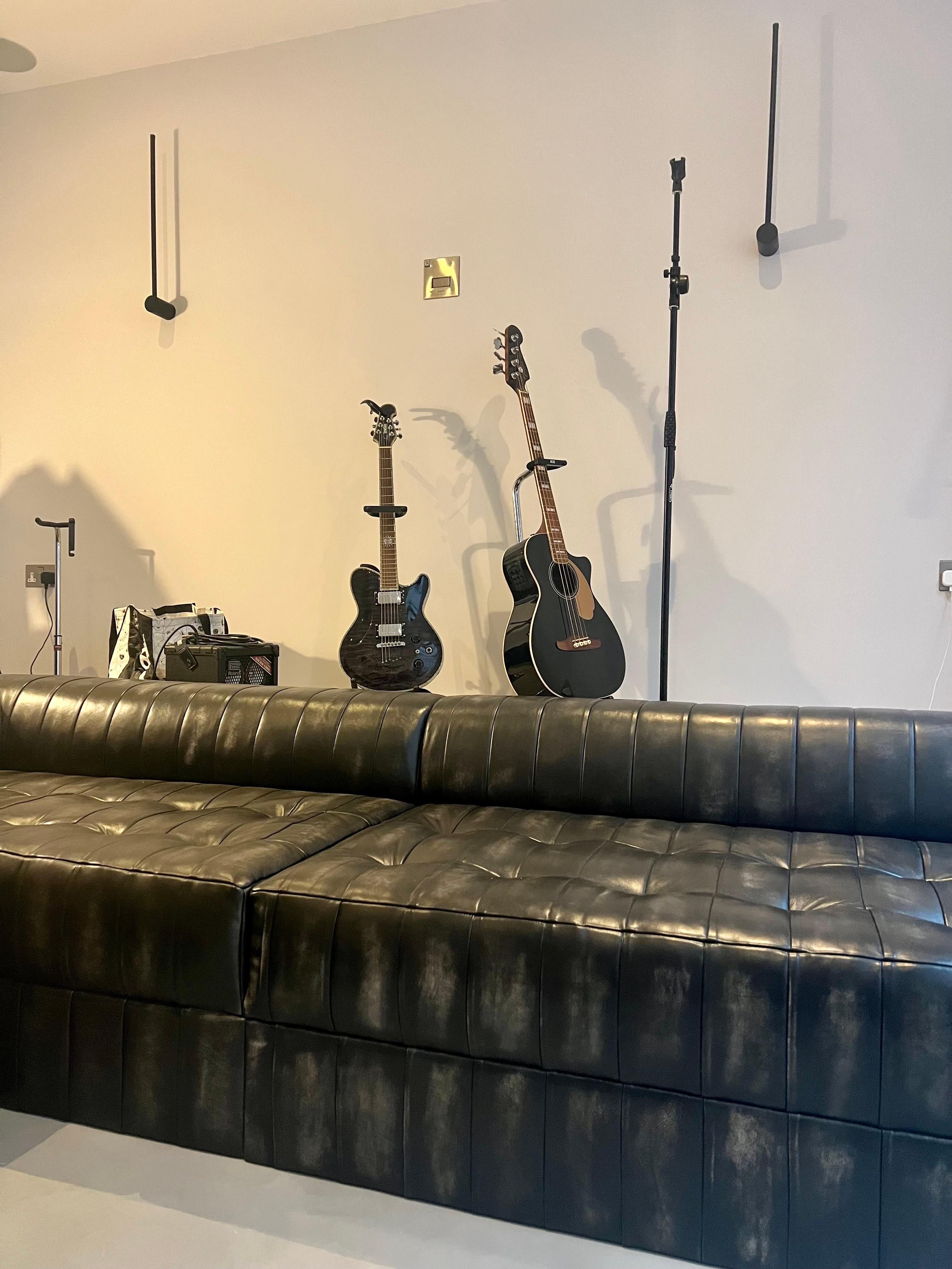 Unser Myles Leder-Sofa mit handgefärbtem Kohle-Finish (Gefärbt) im Angebot