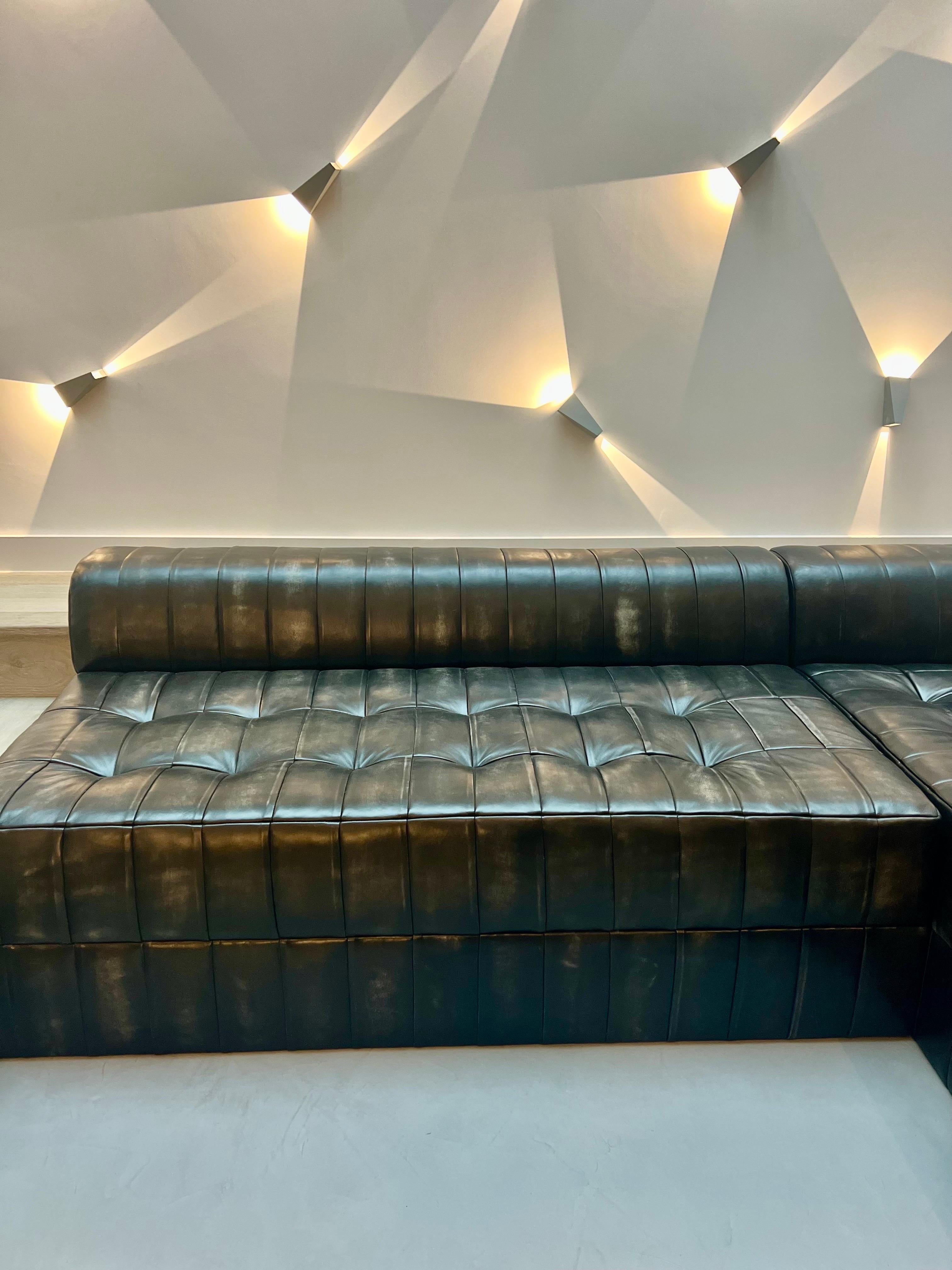 Unser Myles Leder-Sofa mit handgefärbtem Kohle-Finish im Zustand „Neu“ im Angebot in London, GB