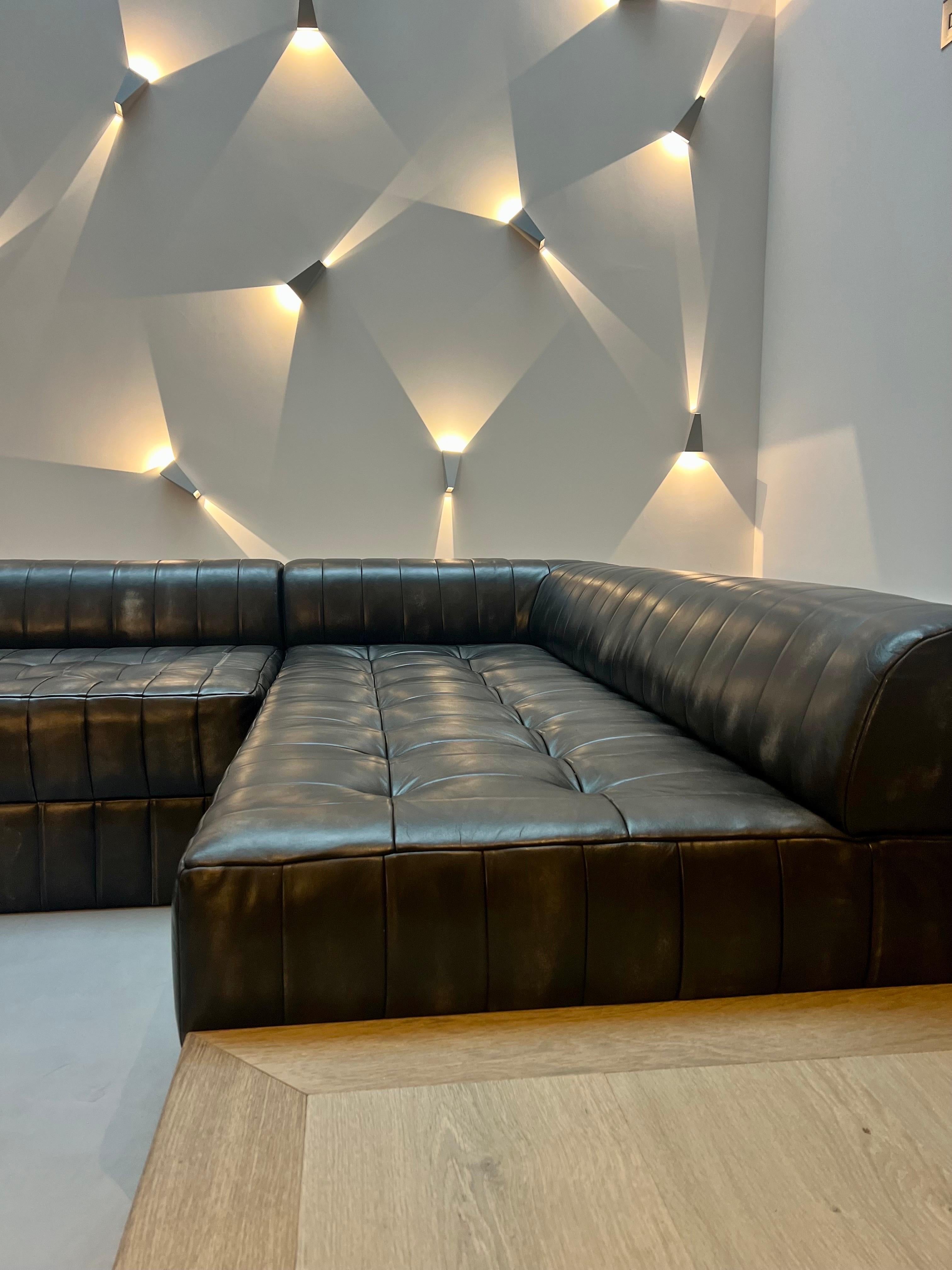 Unser Myles Leder-Sofa mit handgefärbtem Kohle-Finish (21. Jahrhundert und zeitgenössisch) im Angebot