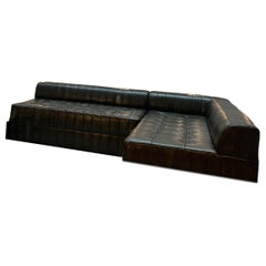 Unser Myles Leder-Sofa mit handgefärbtem Kohle-Finish