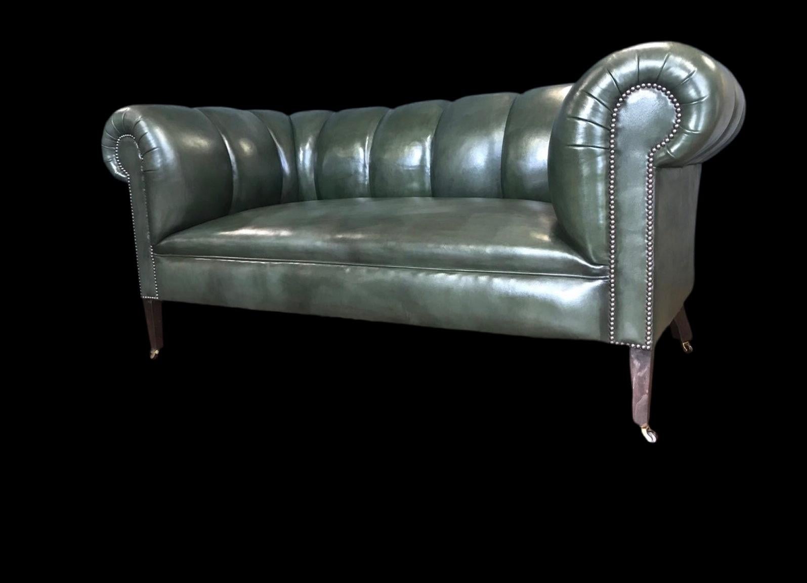 Chesterfield Notre signature Bank of England canapé en cuir vert BOE teint à la main en vente
