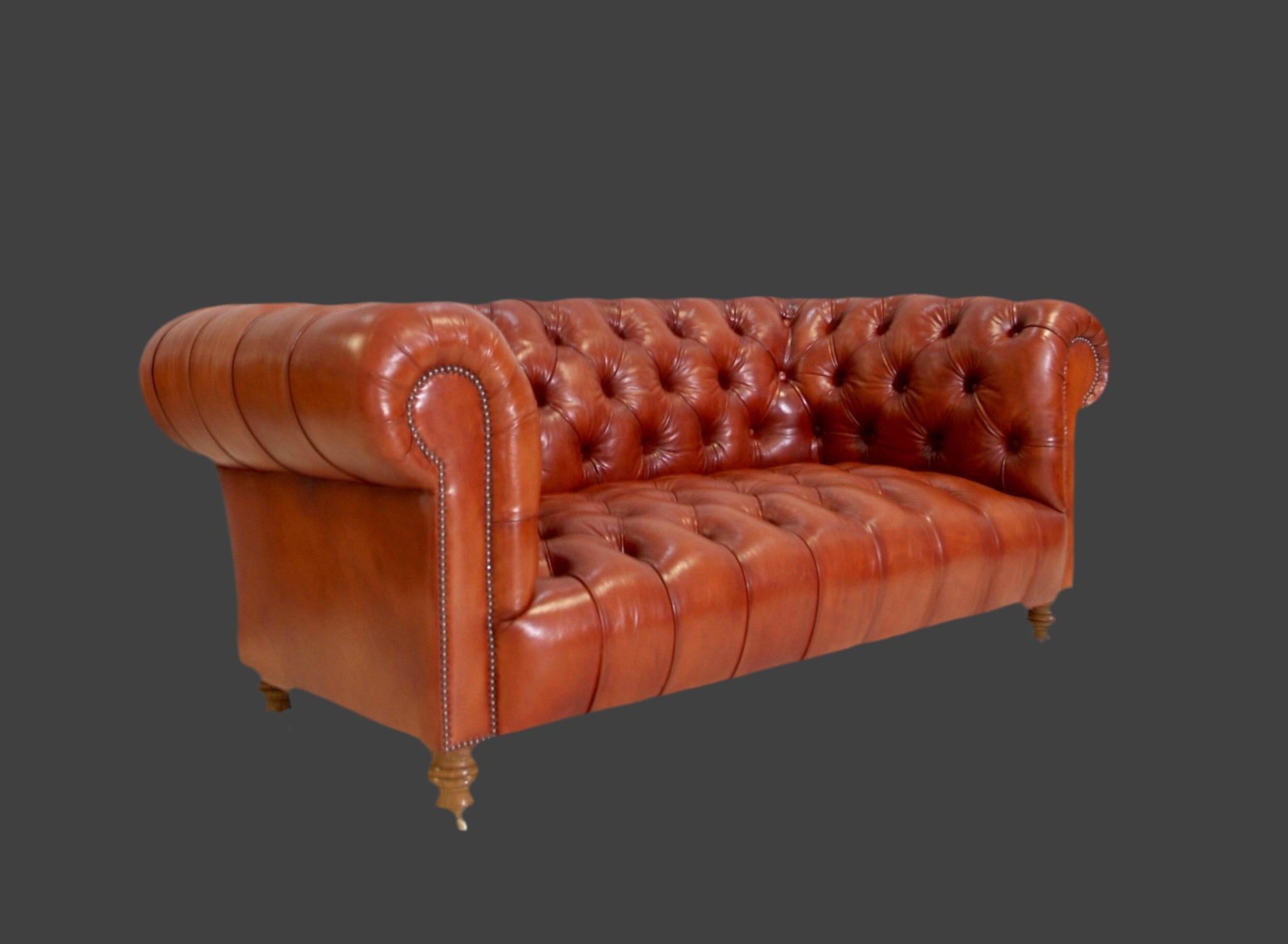 Britannico Il nostro Divano Chesterfield Milena in pelle tinta a mano color whisky Tan in vendita
