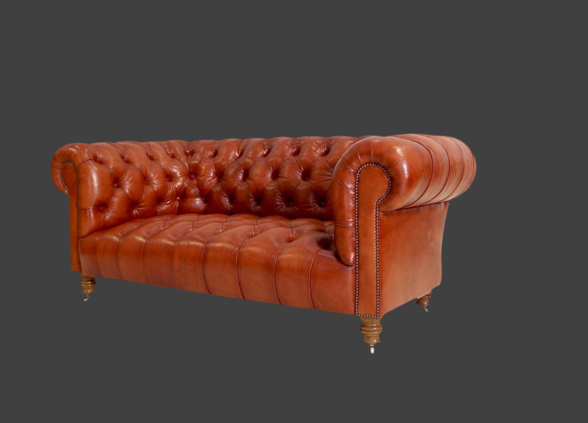 Dipinto a mano Il nostro Divano Chesterfield Milena in pelle tinta a mano color whisky Tan in vendita