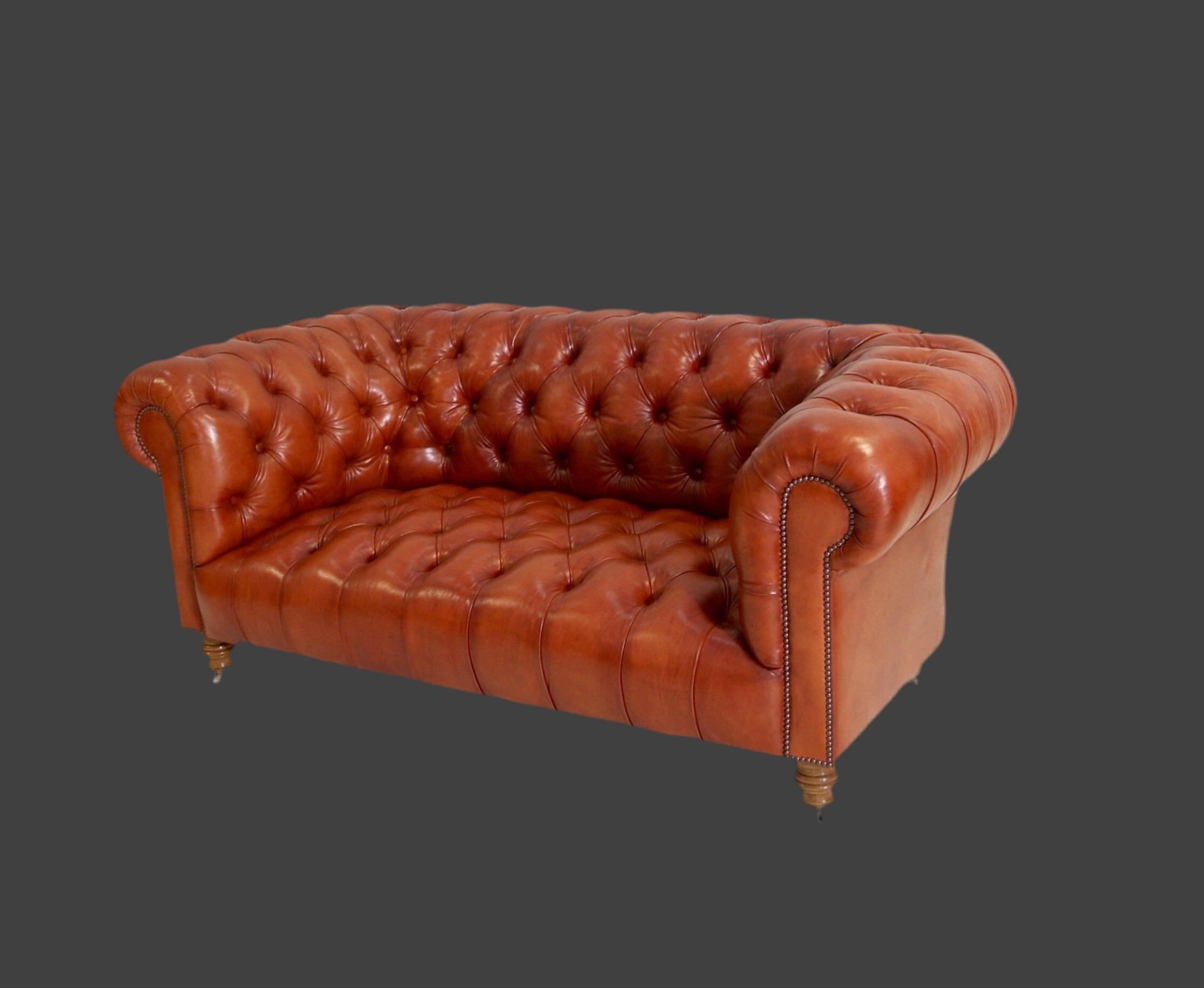 Il nostro Divano Chesterfield Milena in pelle tinta a mano color whisky Tan In condizioni Nuovo in vendita a London, GB