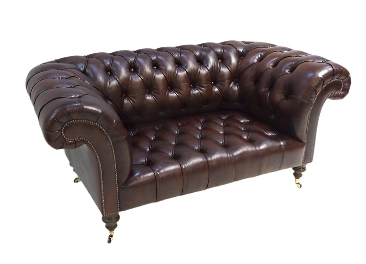 Notre canapé Newcastle Chesterfield est un modèle très élégant du 19e siècle aux proportions généreuses qui apportera à coup sûr de la gravité et de l'élégance à votre espace.

Le bras joliment évasé donne une impression de légèreté et de féminité à