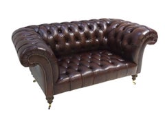 Notre canapé Chesterfield Newcastle Signature en cuir Umber Brown teinté à la main