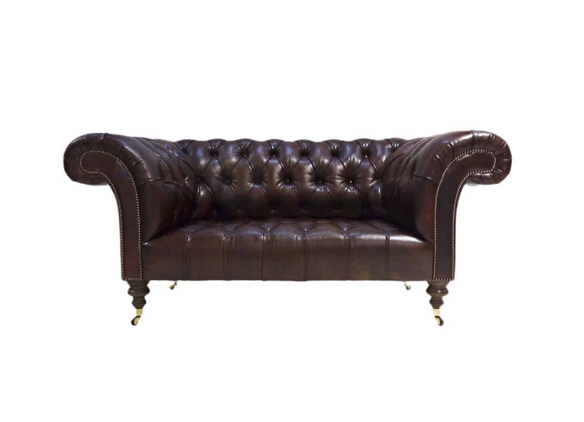 Britannique Notre canapé Chesterfield Newcastle Signature en cuir Umber Brown teinté à la main en vente