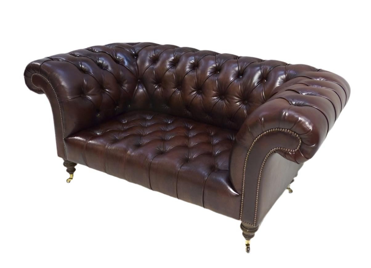 Peint à la main Notre canapé Chesterfield Newcastle Signature en cuir Umber Brown teinté à la main en vente