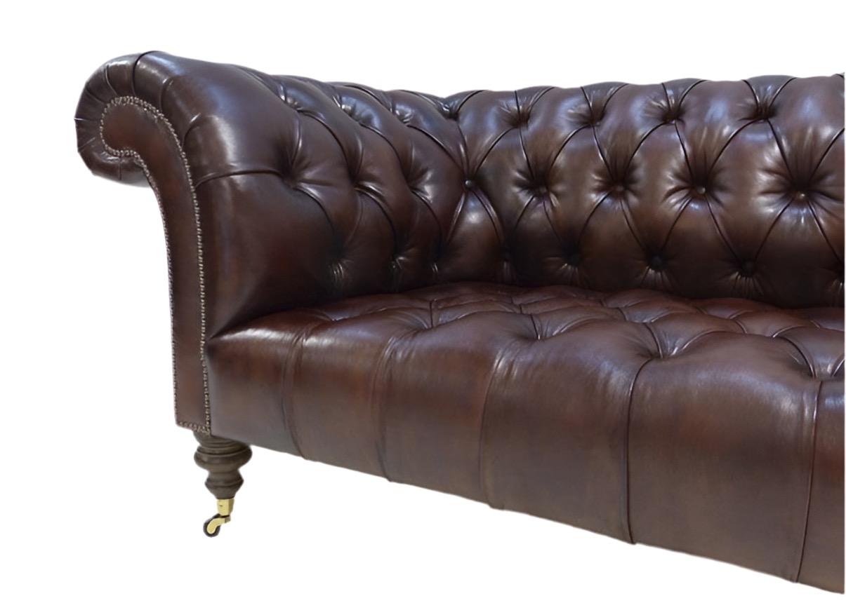 Notre canapé Chesterfield Newcastle Signature en cuir Umber Brown teinté à la main Neuf - En vente à London, GB