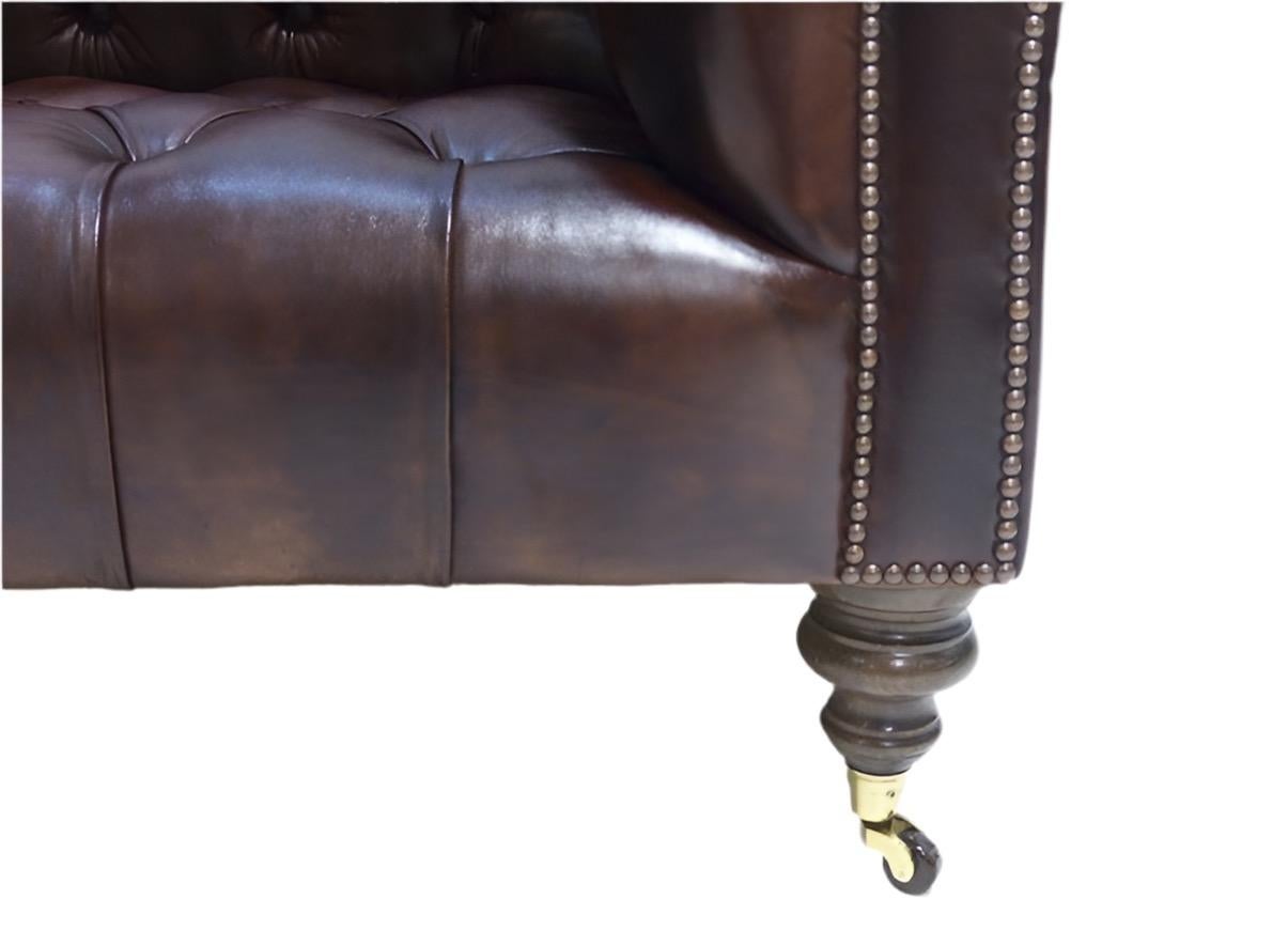 XXIe siècle et contemporain Notre canapé Chesterfield Newcastle Signature en cuir Umber Brown teinté à la main en vente