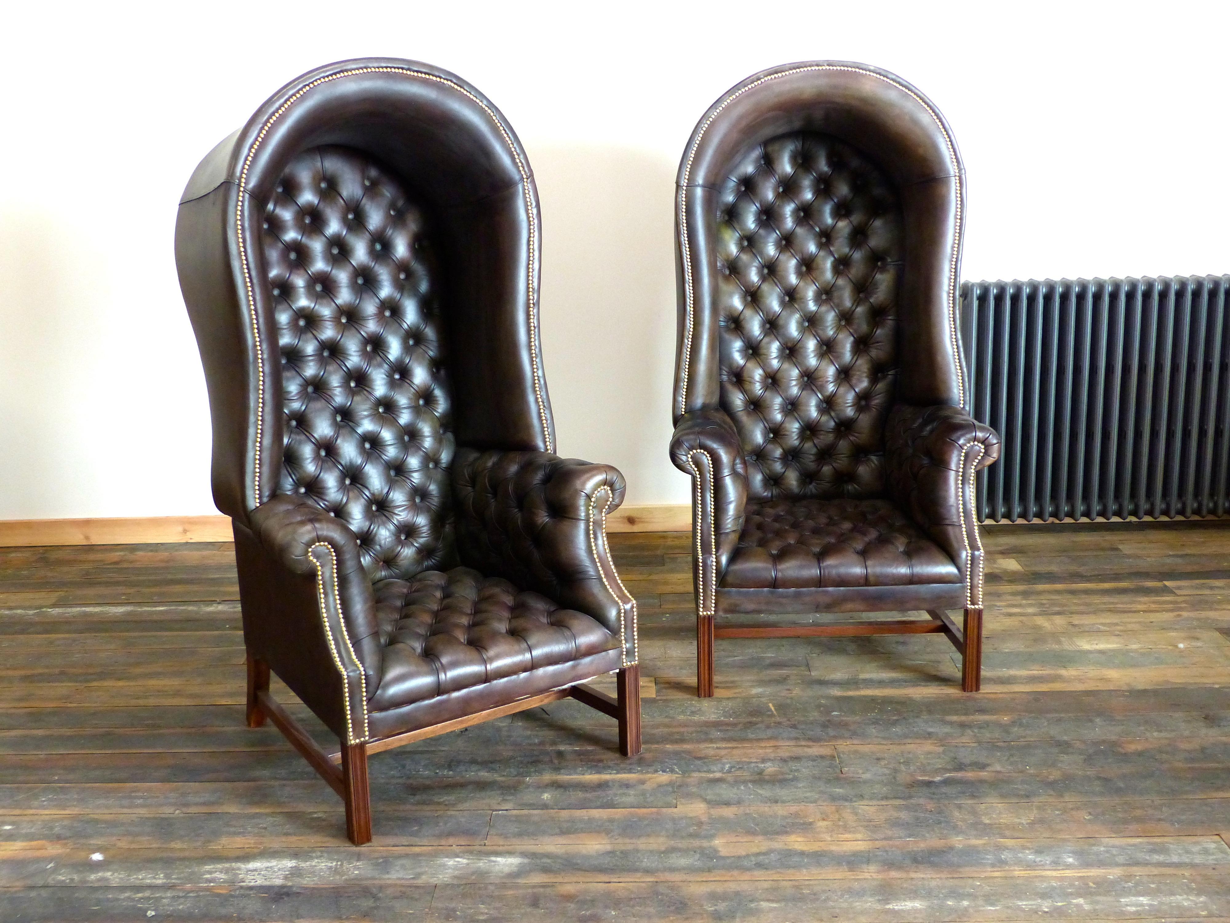 Apogée victorien Notre caractéristique chaise Porters victorienne en cuir teint à la main  en vente