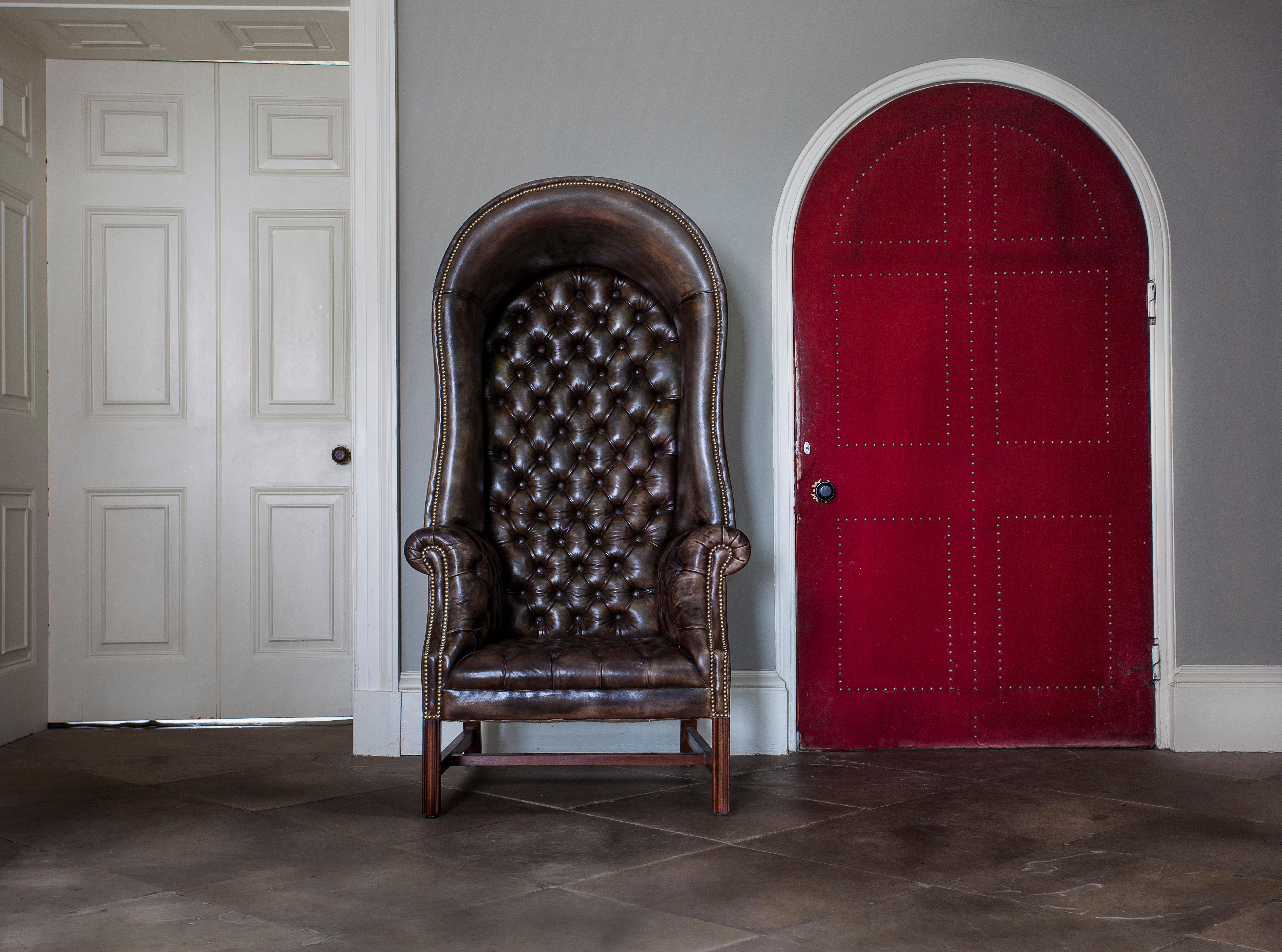 Britannique Notre caractéristique chaise Porters victorienne en cuir teint à la main en vente