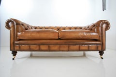 Il nostro divano Chesterfield Wilmington in pelle grigio elefante tinta a mano