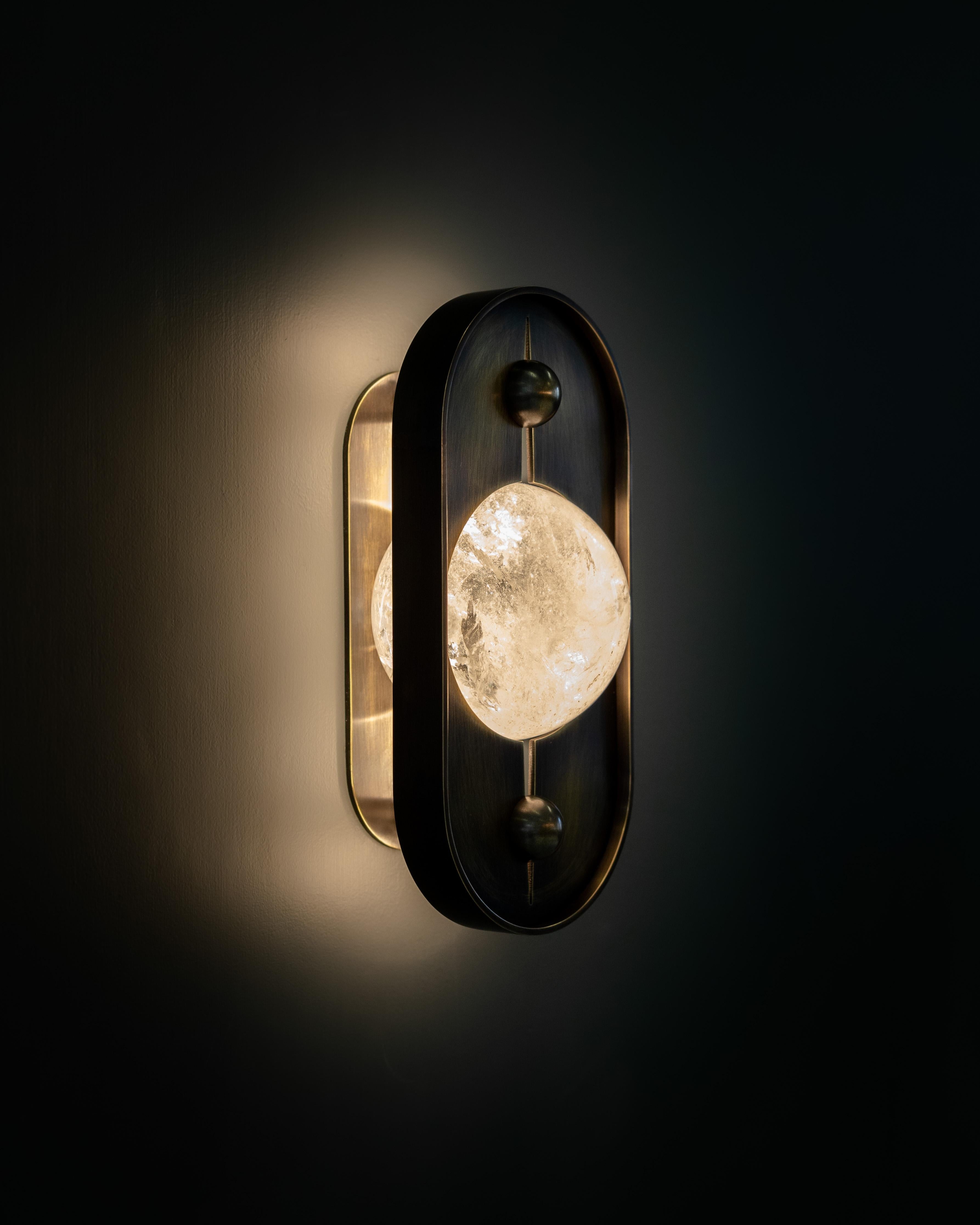 Sconce Ouranos I di Christopher Boots
Dimensioni: P 10 x L 11,5 x H 24,5 cm.
Materiali: Ottone, sfera di cristallo di quarzo.

Disponibile in diverse finiture. Contattateci.

Il mistero avvolge l'antica storia di OURANOS: il Dio del Cielo, nonno di