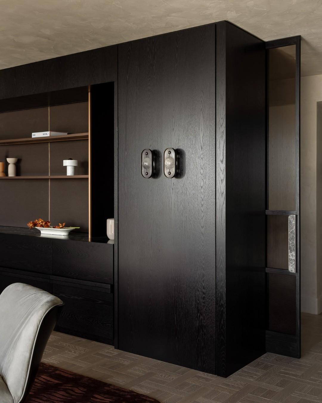 XXI secolo e contemporaneo Applique in ottone a forma ovale centralizzata con cristalli di quarzo di Christopher Boots in vendita