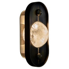 Aplique de pared de latón con cristal de cuarzo centralizado y forma ovalada by Christopher Boots