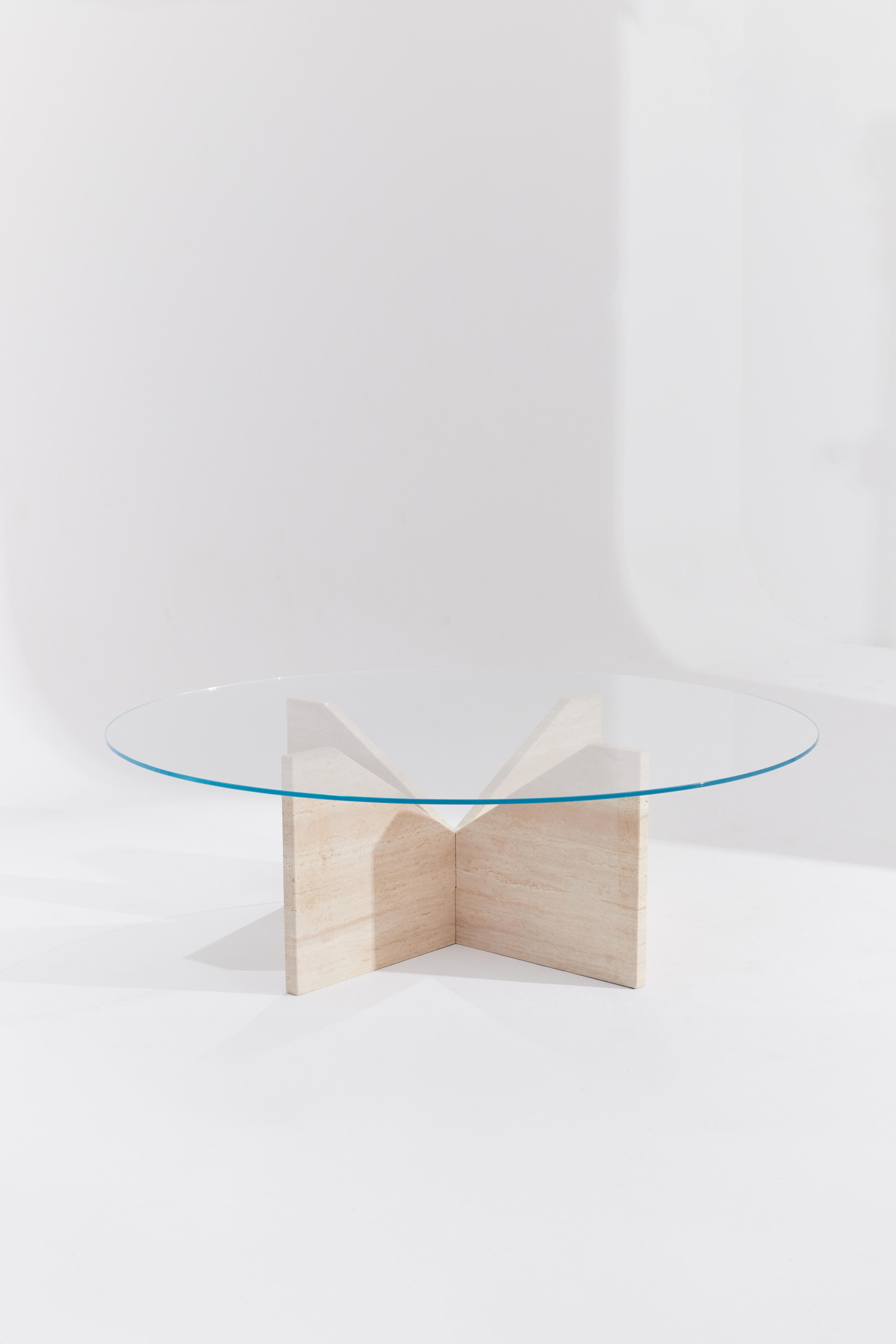 Table basse Ourea Light en travertin par RAFFINATO
Dimensions : D 120 x 120 x H 38 cm.
MATERIAL : Travertin clair et verre.

Cette table est disponible en différentes pierres : Travertin rouge, Travertin clair, Rosso Levanto, Onyx bleu, Onyx blanc,