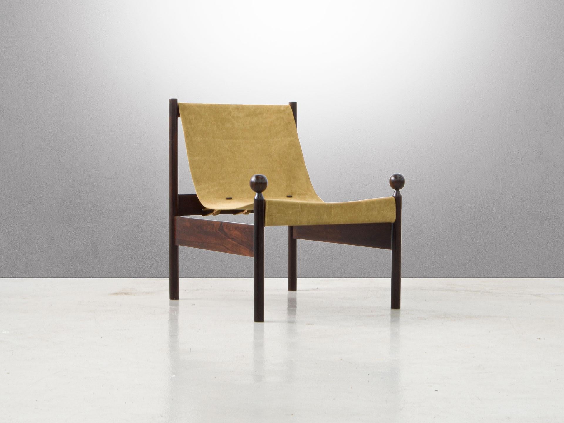 This beautiful Ouro Preto lounge chair was designed by Jorge Zalszupin during the Brazilian midcentury. The structure is made out of jacarandá rosewood, with its back and seat composed of a unique piece of leather, fixed in the structure itself. The