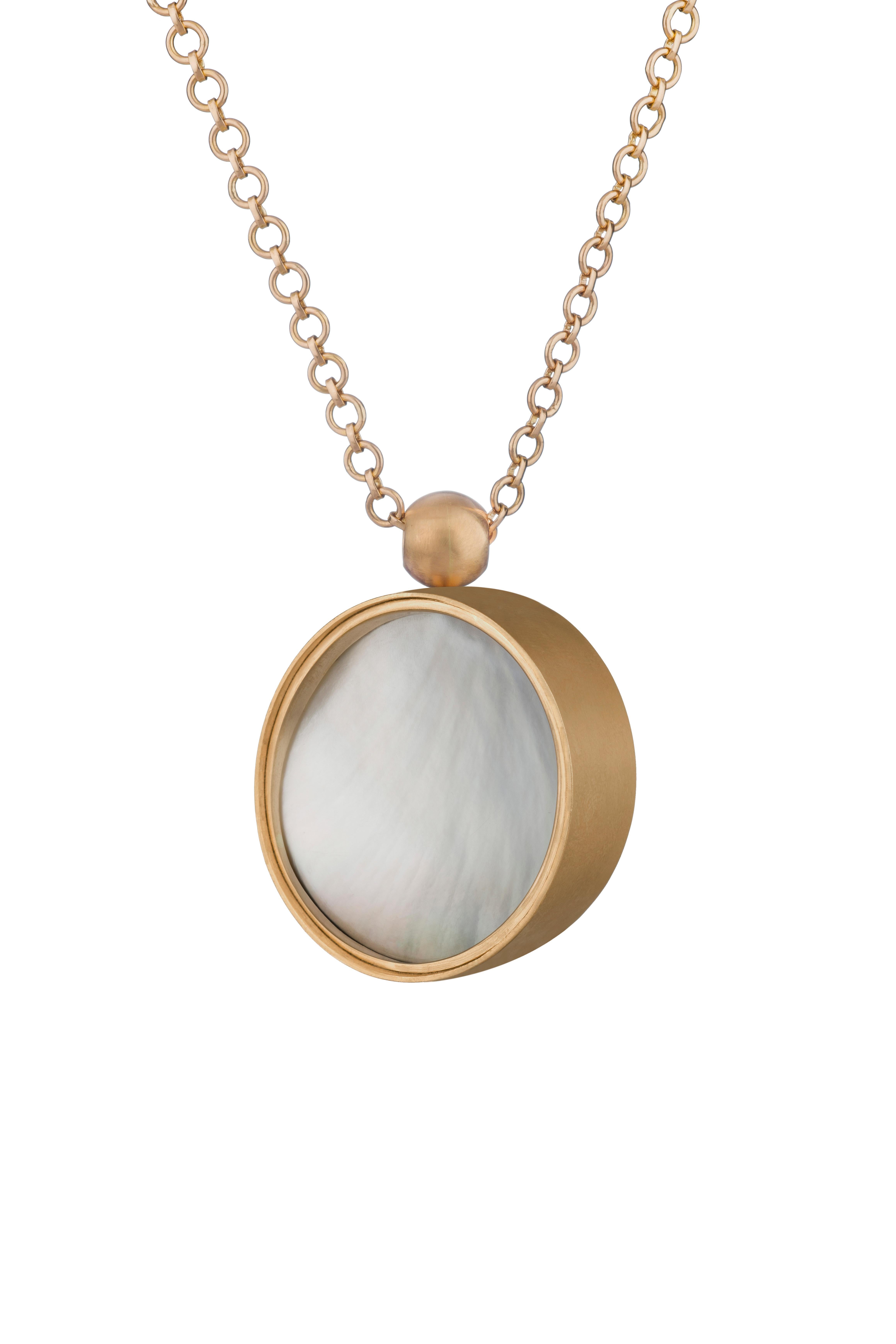 Cabochon Ouroboros' 18kt Gold Black Shell and Mother of Pearl Pendant For Sale