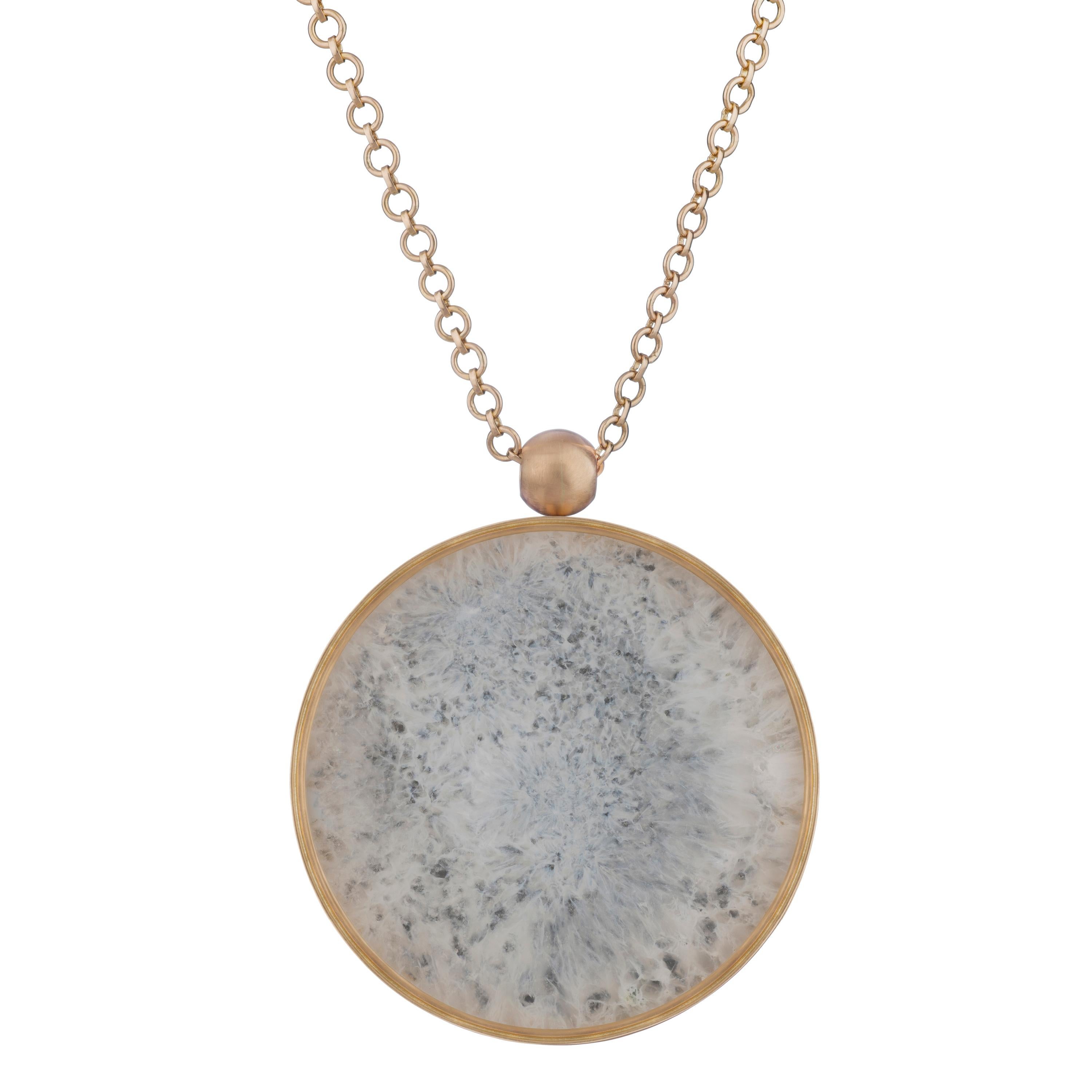 OUROBOROS Agate and 18 Karat Gold Chain Pendant Necklace In New Condition For Sale In London, GB