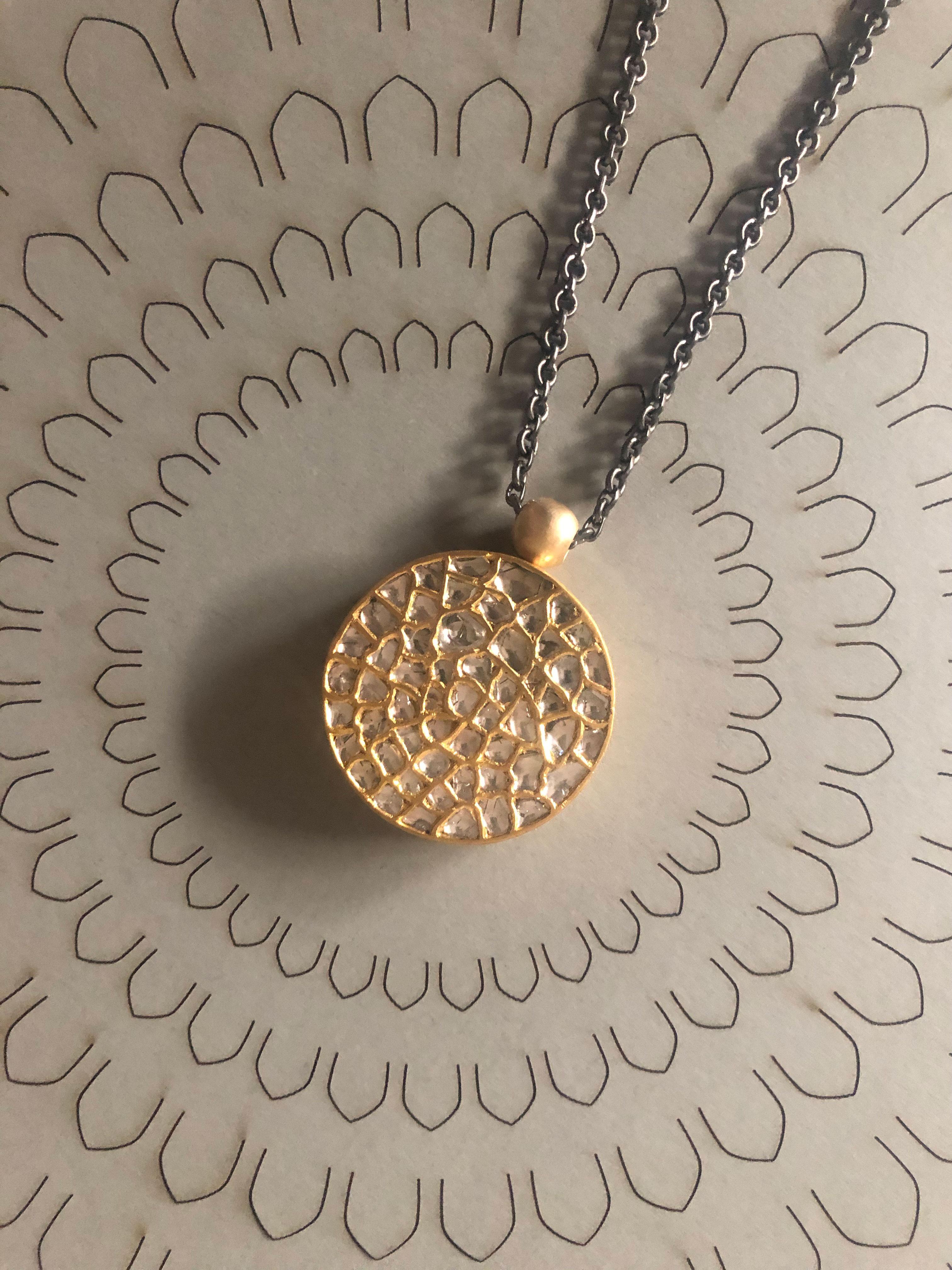 OUROBOROS Halskette aus 18 Karat Gold mit Diamant- und Onyx-Anhänger im Angebot 3