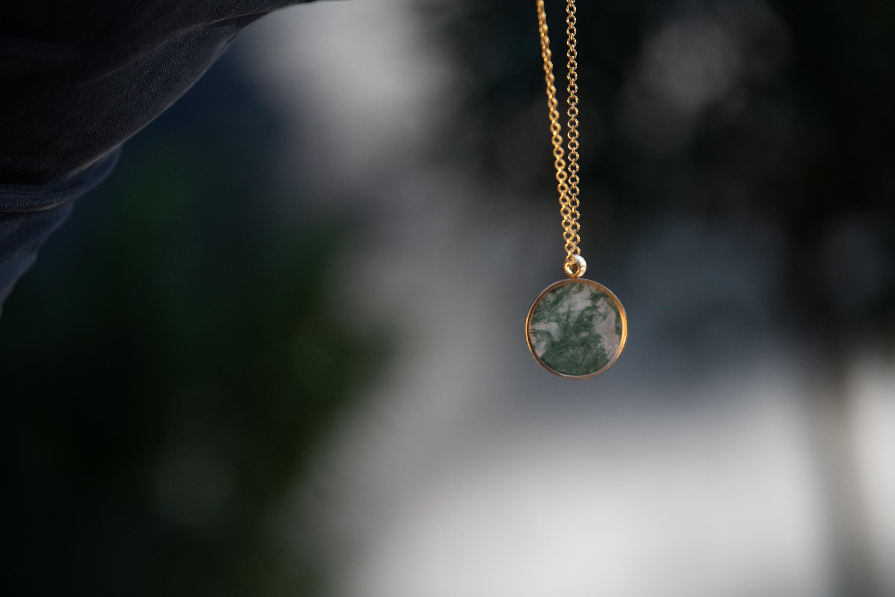 OUROBOROS Moss Agate and 18 Karat Gold Chain Pendant Necklace In New Condition For Sale In London, GB