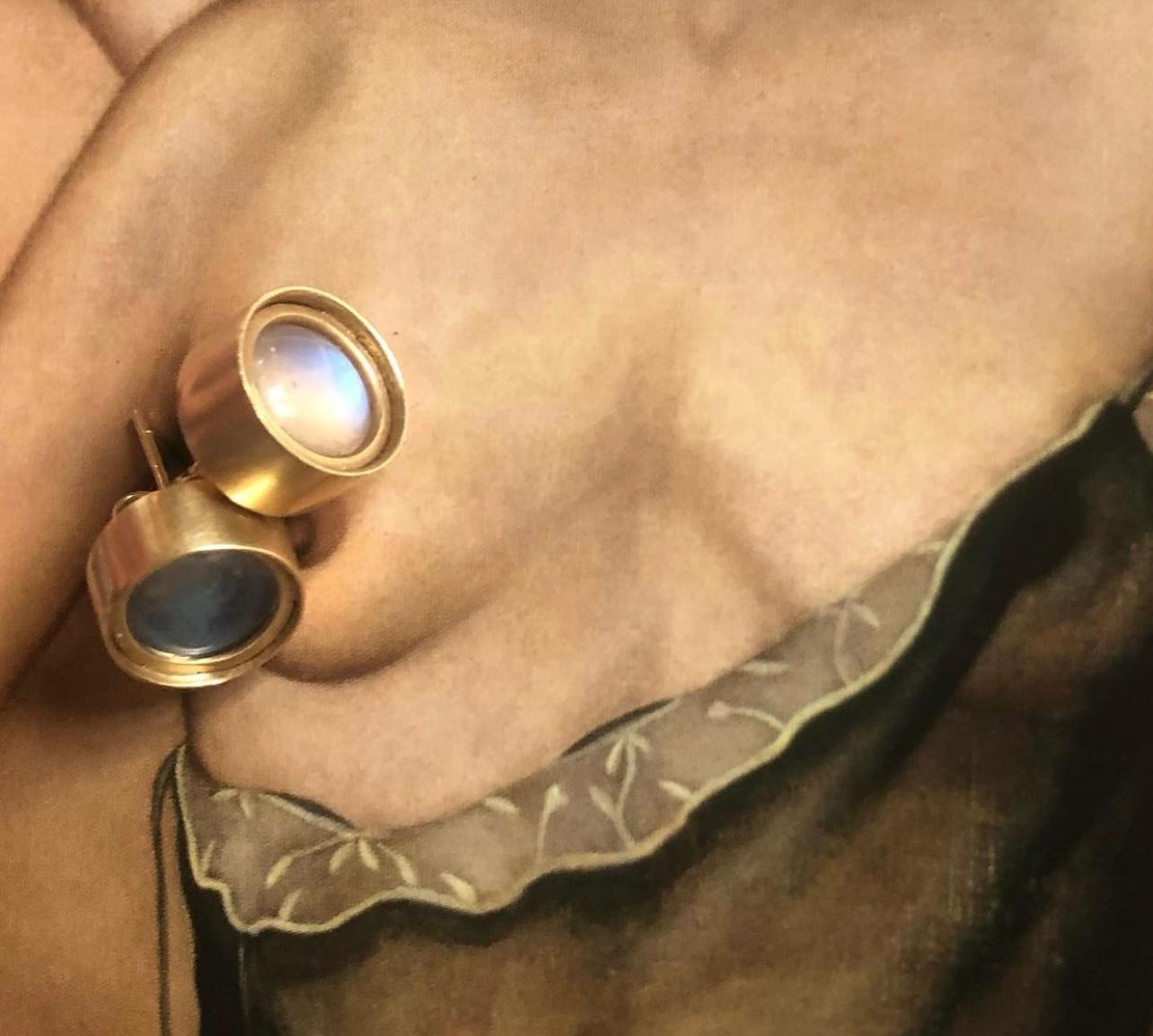 OUROBOROS Boucles d'oreilles en or 18 carats avec pierre de lune arc-en-ciel  Neuf - En vente à London, GB