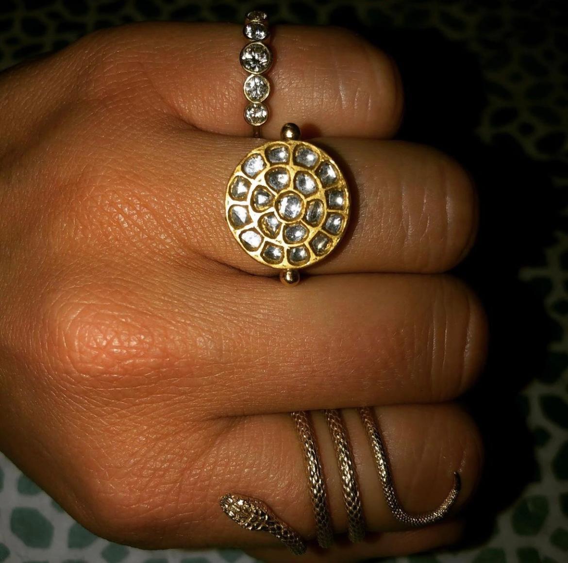 OUROBOROS 'Sun', Diamant-Kundan, gefasst in 24-karätigem Gold und auf einem 18-karätigem Goldring.

Dieser Ring ist in verschiedenen Größen erhältlich und wird auf Wunsch mit einem passenden Ohrring-Set geliefert. Bitte kontaktieren Sie OUROBOROS