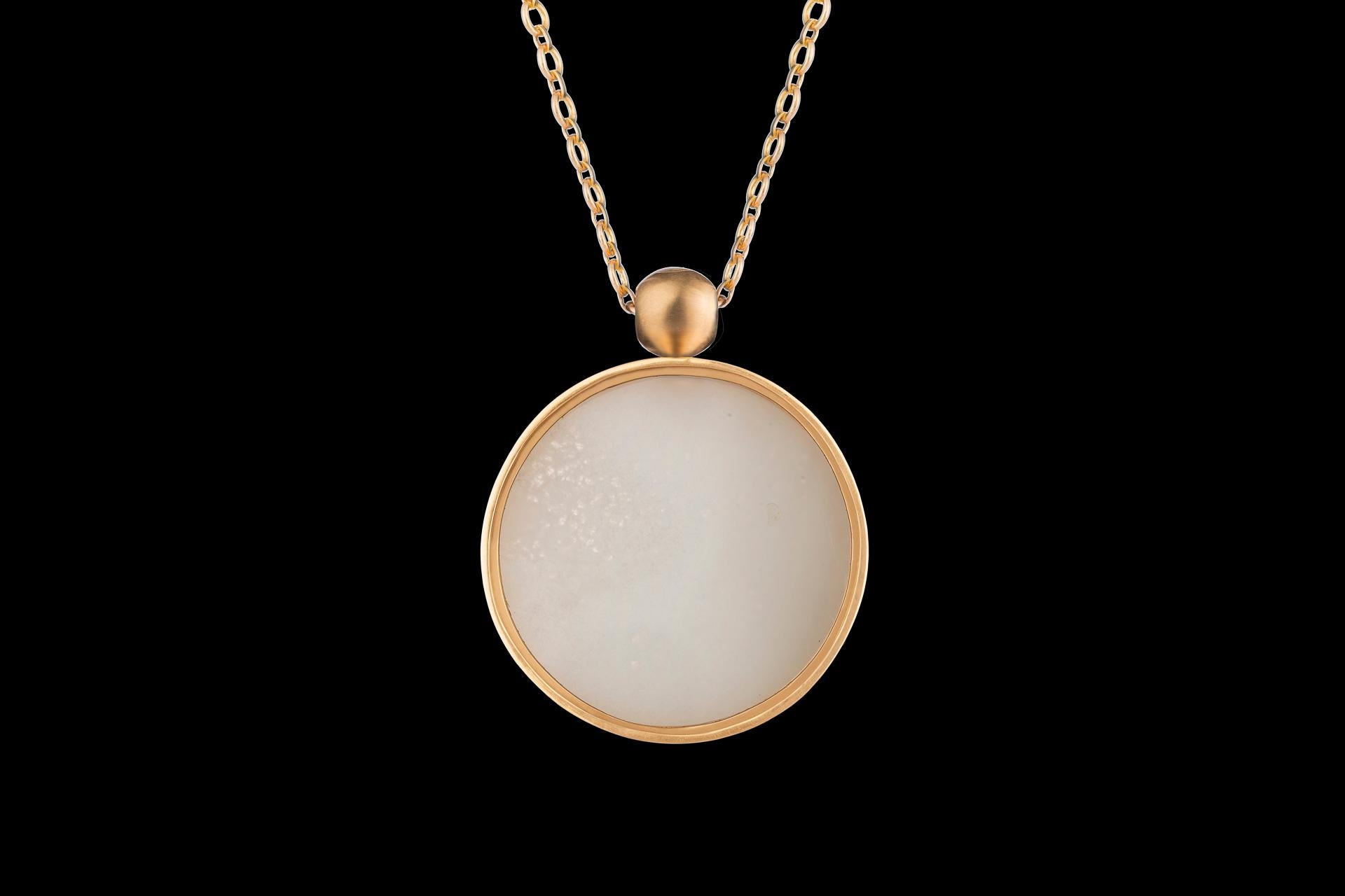 Ouroboros White Agate 18 Karat Gold Pendant  In New Condition For Sale In London, GB