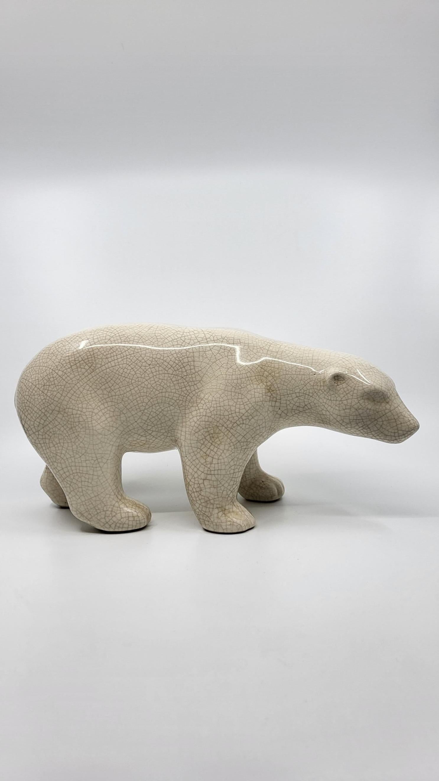Ours polaire ,au regard expressif et attendrissant de beauté
Céramique craquelée et vernissée de couleur blanche fabriqué dans les années 1930,en pleine période Art Déco, par une maison prestigieuse
 L&V CERAM.
