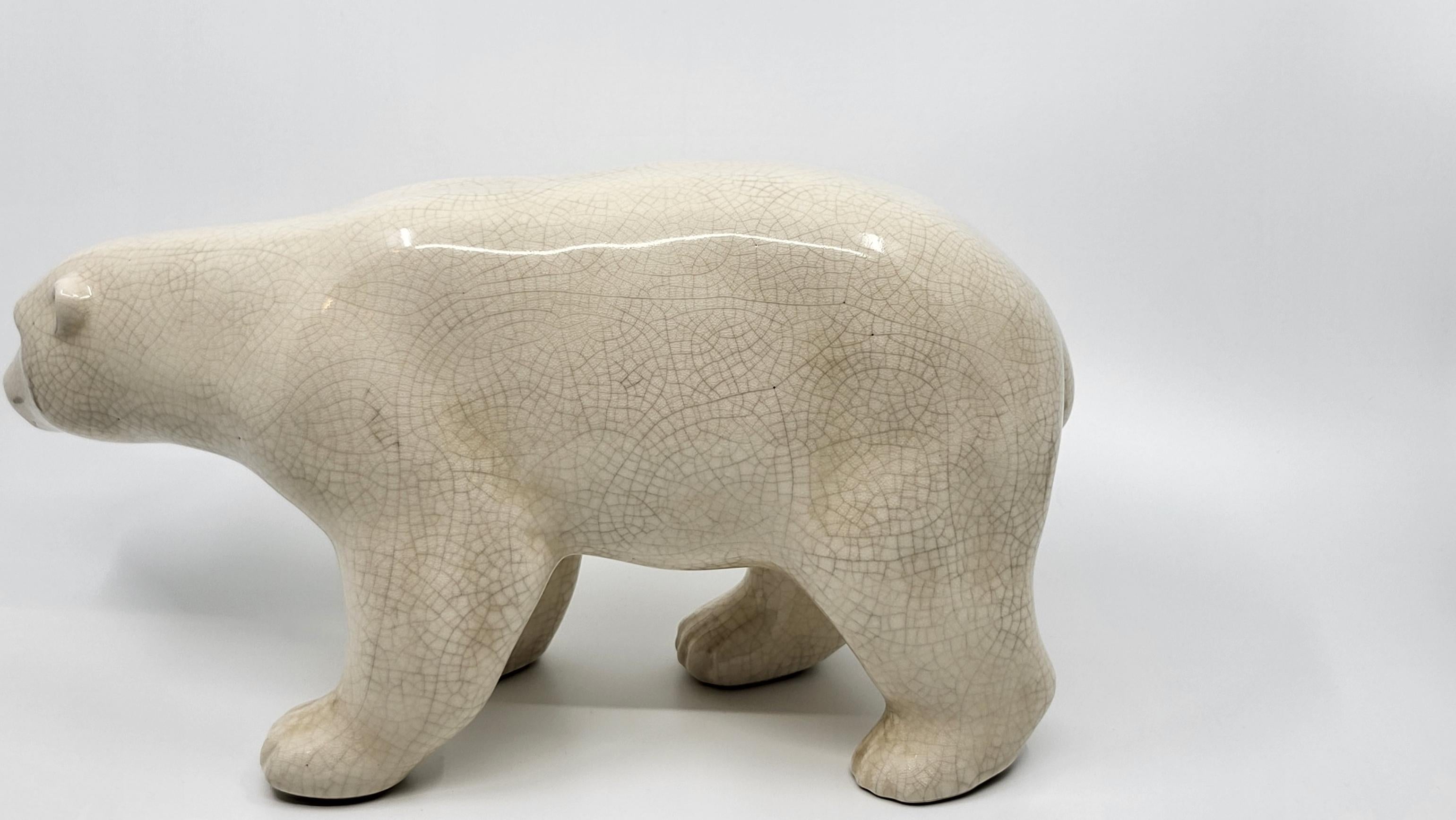 L'ours polaire en céramique craquelée, issu de la manufacture L&V Céram, est un véritable exemple du style art déco français des années 1930. Avec son regard expressif et attendrissant, il incarne une beauté délicate qui séduit les amateurs d'art.
